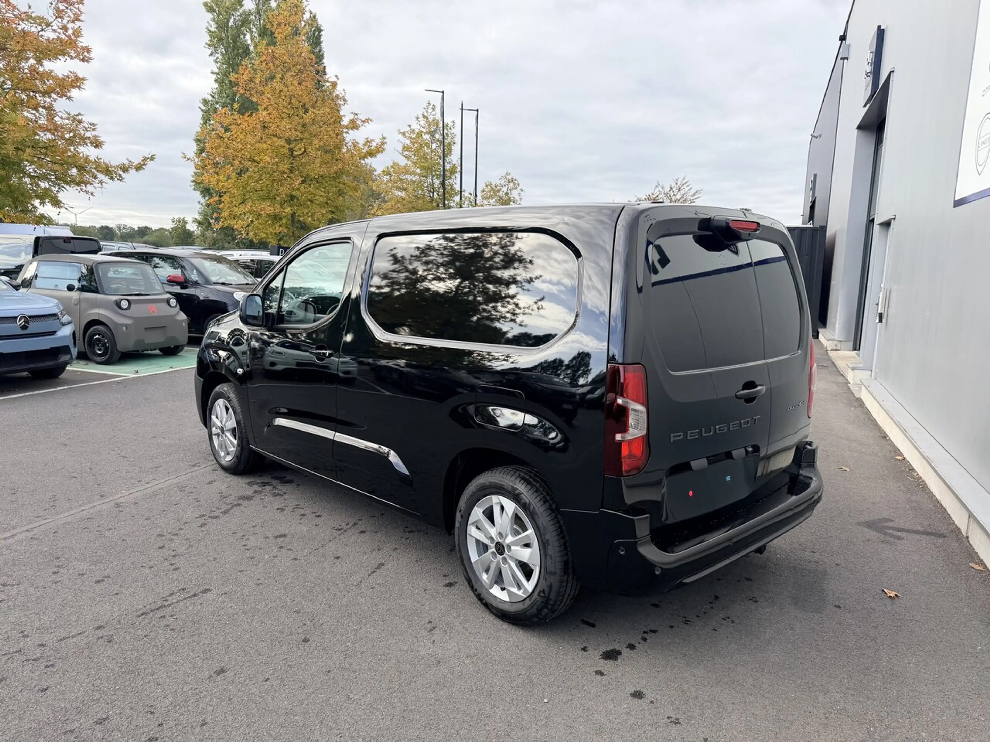 Peugeot Partner 130PK AUTOMAAT *0KM* NAVI - KEYLESS - SURROUND ... — photo 5