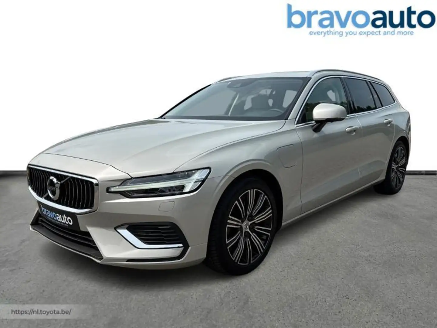 Volvo V60 Inscription + pano roof Zlatá - 1