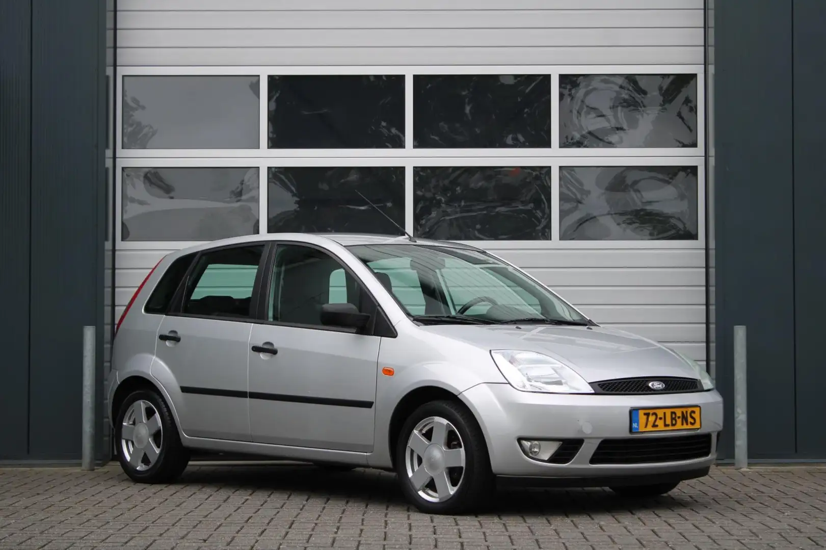 Ford Fiesta 1.4-16V First Edition 5-Deurs Airco/Elek.Ramen/C.V Grijs - 1