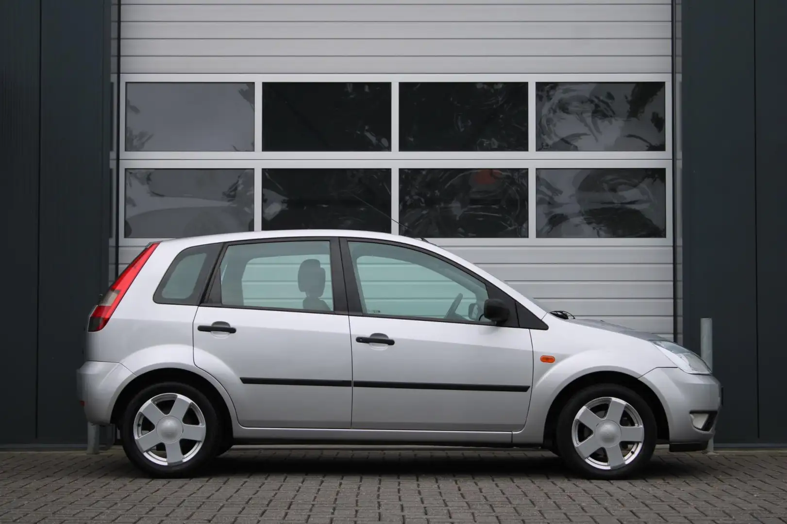 Ford Fiesta 1.4-16V First Edition 5-Deurs Airco/Elek.Ramen/C.V Grijs - 2