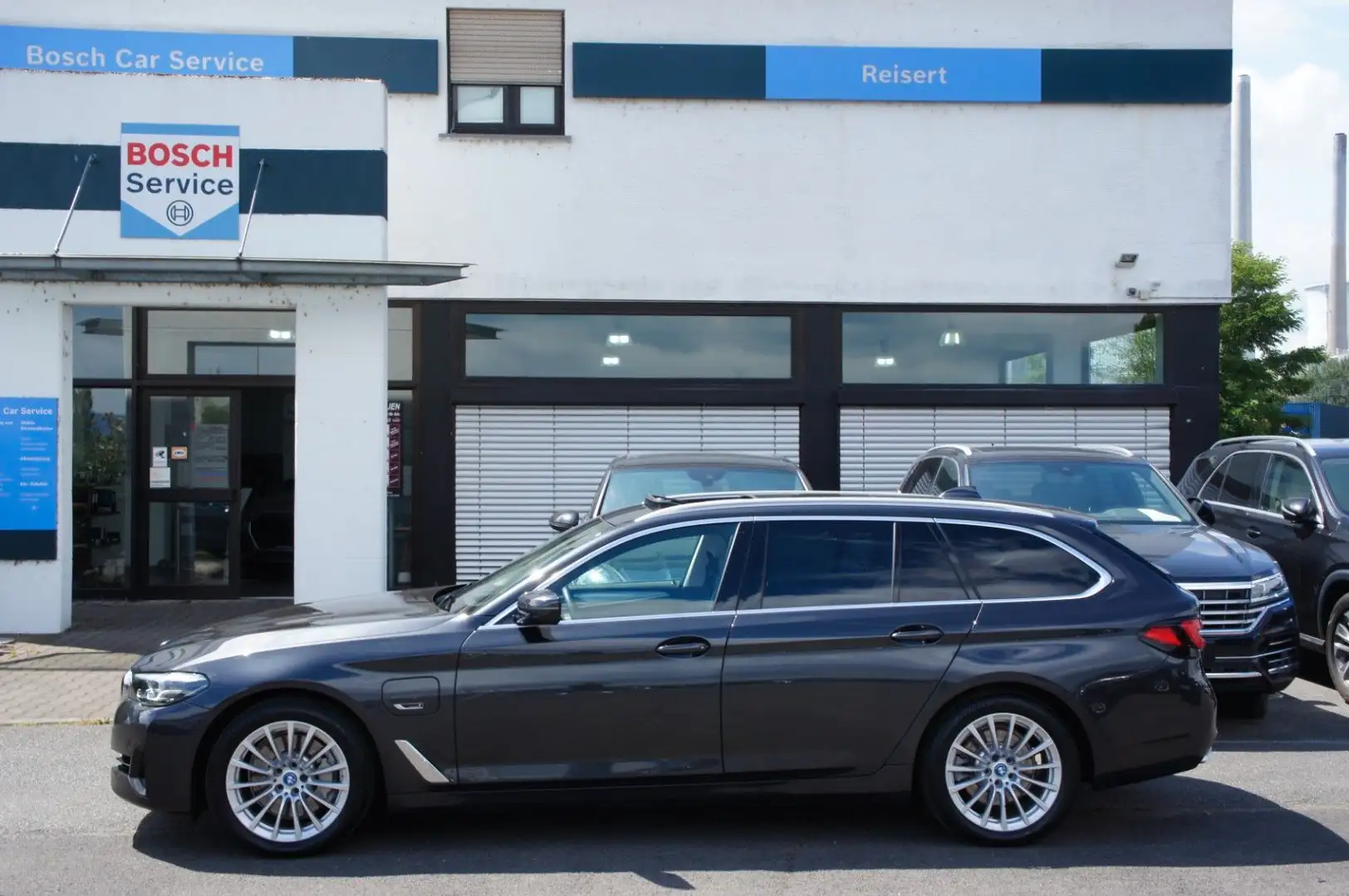 BMW 530 e Touring *ACC*PANO*KAM*HUD*LIVE*APP*HIFI* Grijs - 2