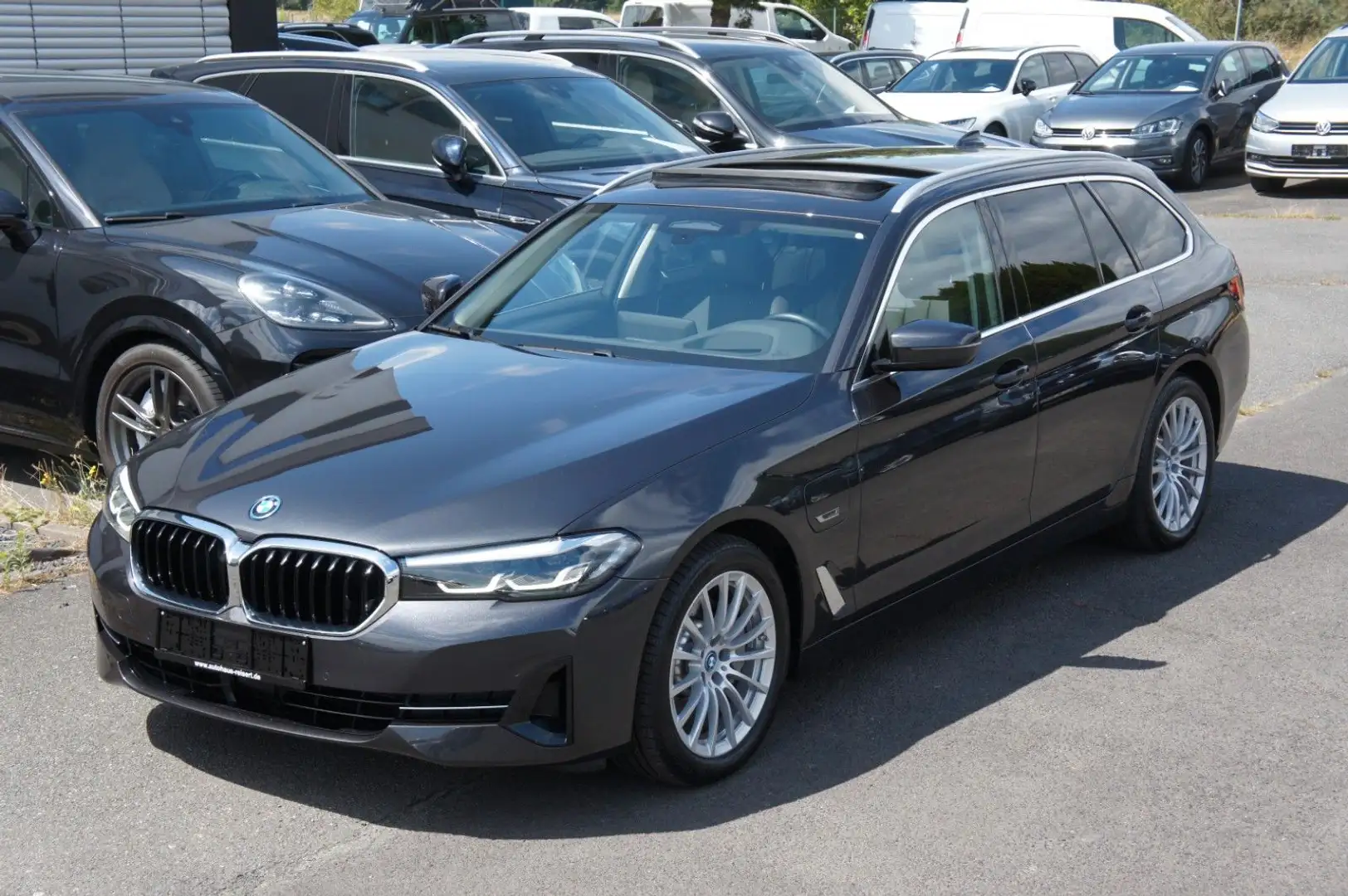 BMW 530 e Touring *ACC*PANO*KAM*HUD*LIVE*APP*HIFI* Grijs - 1