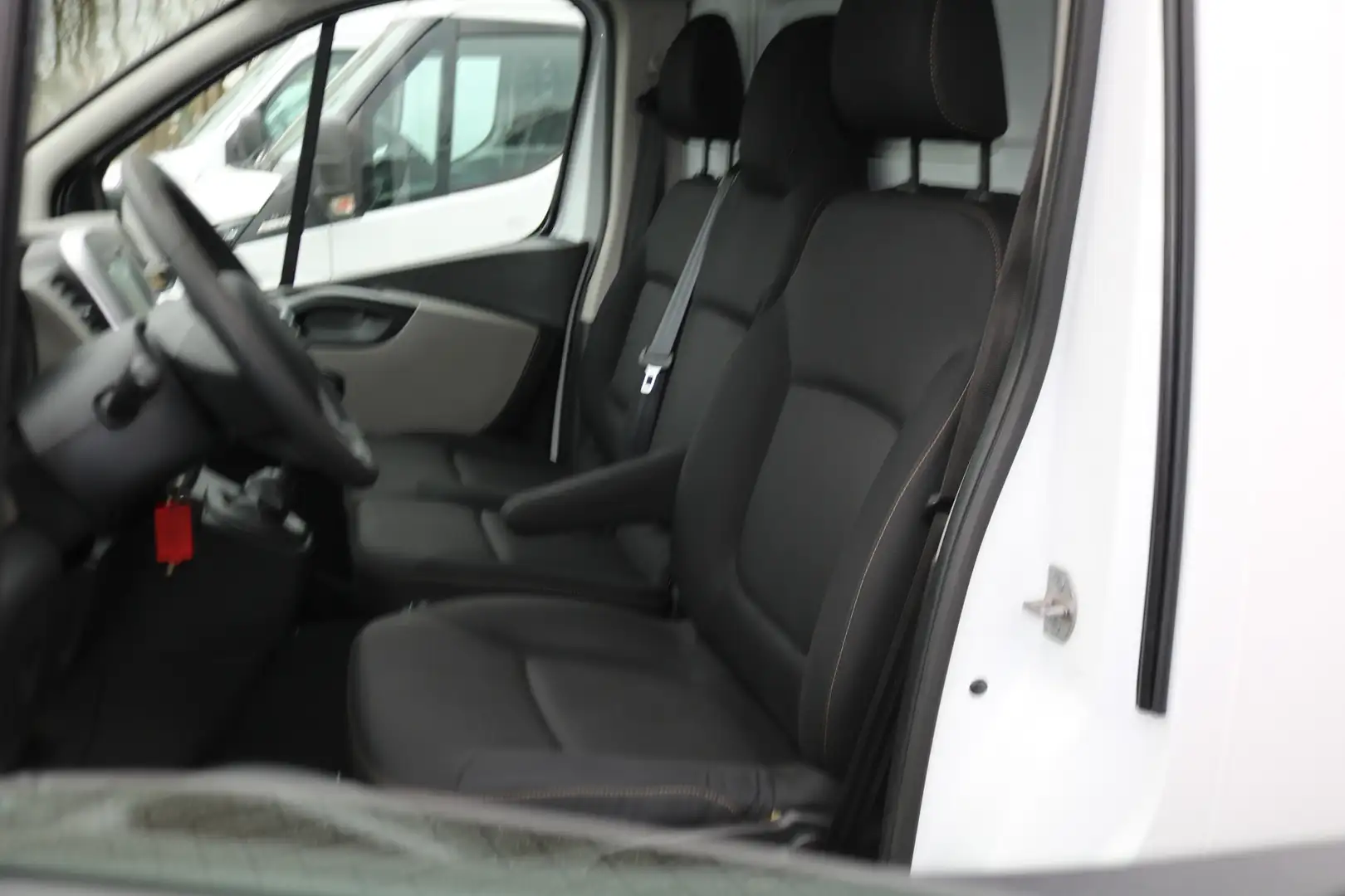 Nissan NV300 1.6 dCi 125pk L2 H1 Airco Navigatie Trekhaak Wit - 2