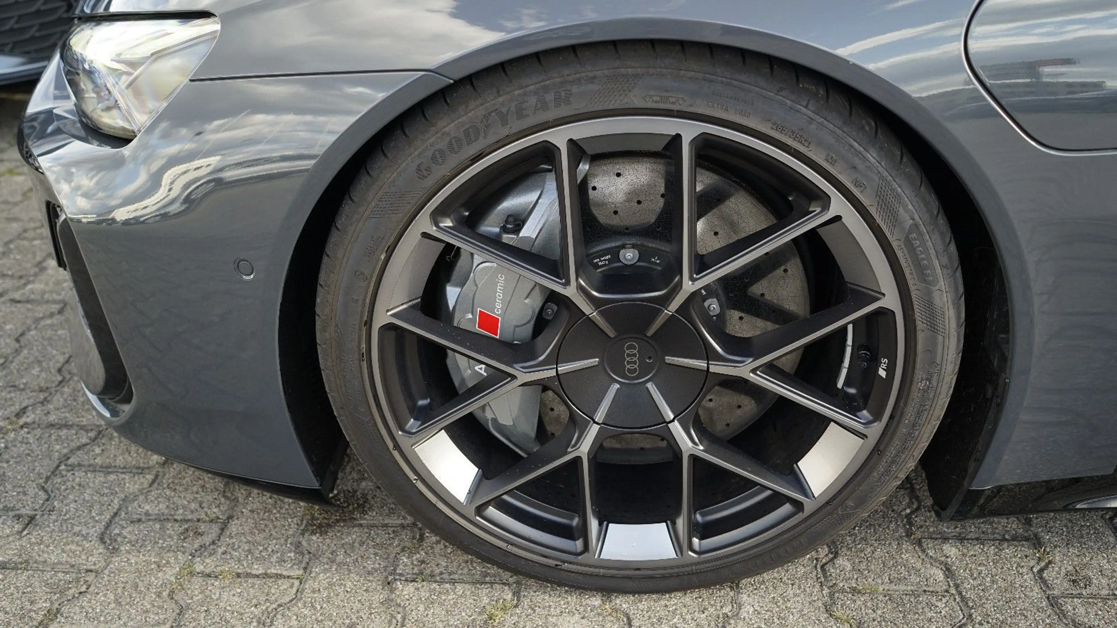 Audi RS e-tron GT Sitzbel. Camouflage Carbon — photo 6