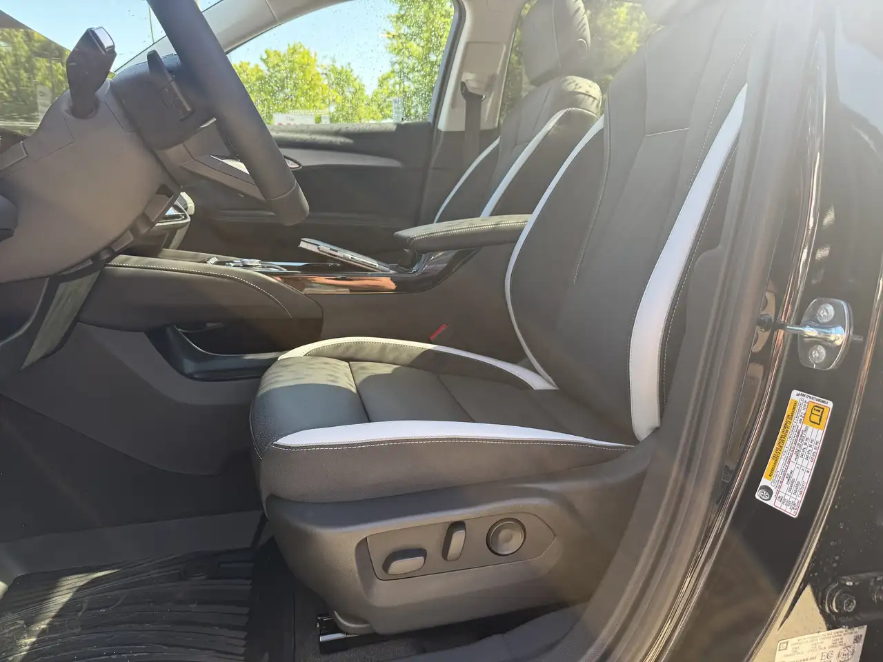 Buick Envision photo Buick Envision