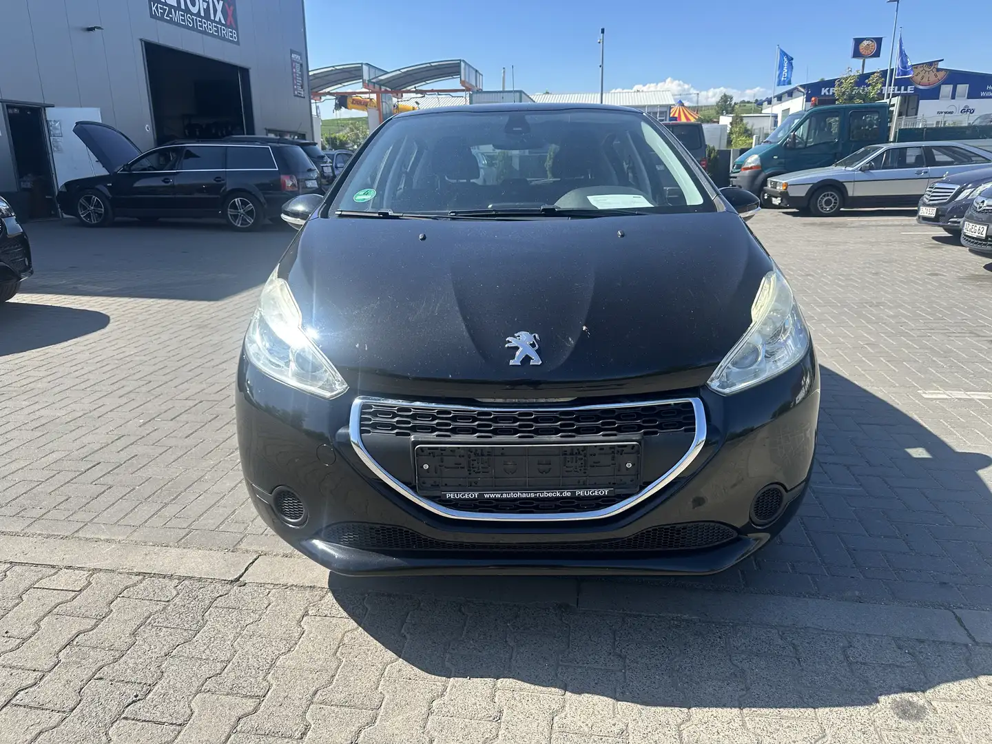 Peugeot 208 Active Schwarz - 2