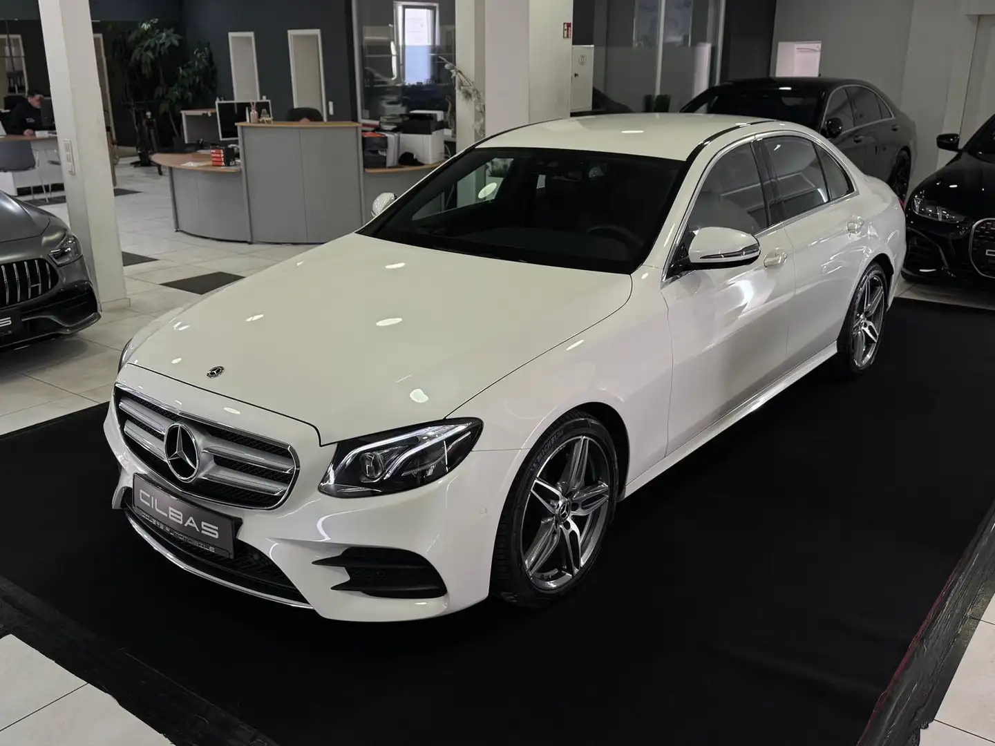 Mercedes-Benz E 200 AMG-Line *AMBIENTE*KAMERA*SHZ*TOTW*LED* Wit - 1