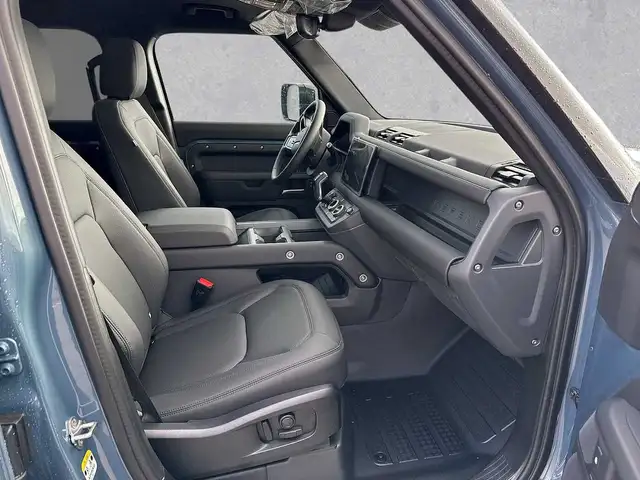 Land Rover Defender view 3