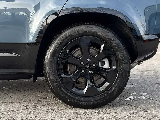 Land Rover Defender view 9