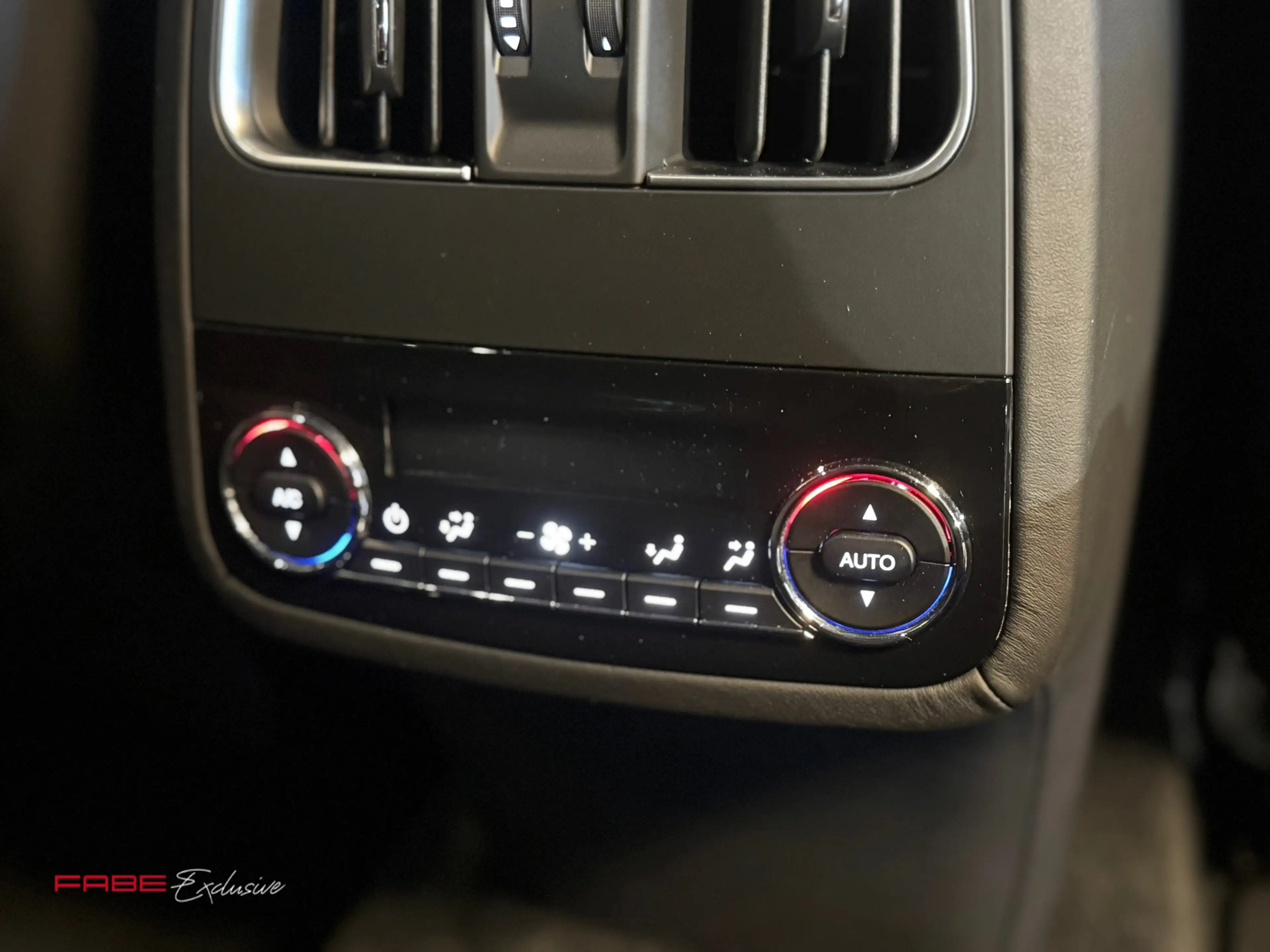 Maserati Levante 3.8 V8 GTS / Softclose / H/K / Carbon / Pano / 360 — photo 18