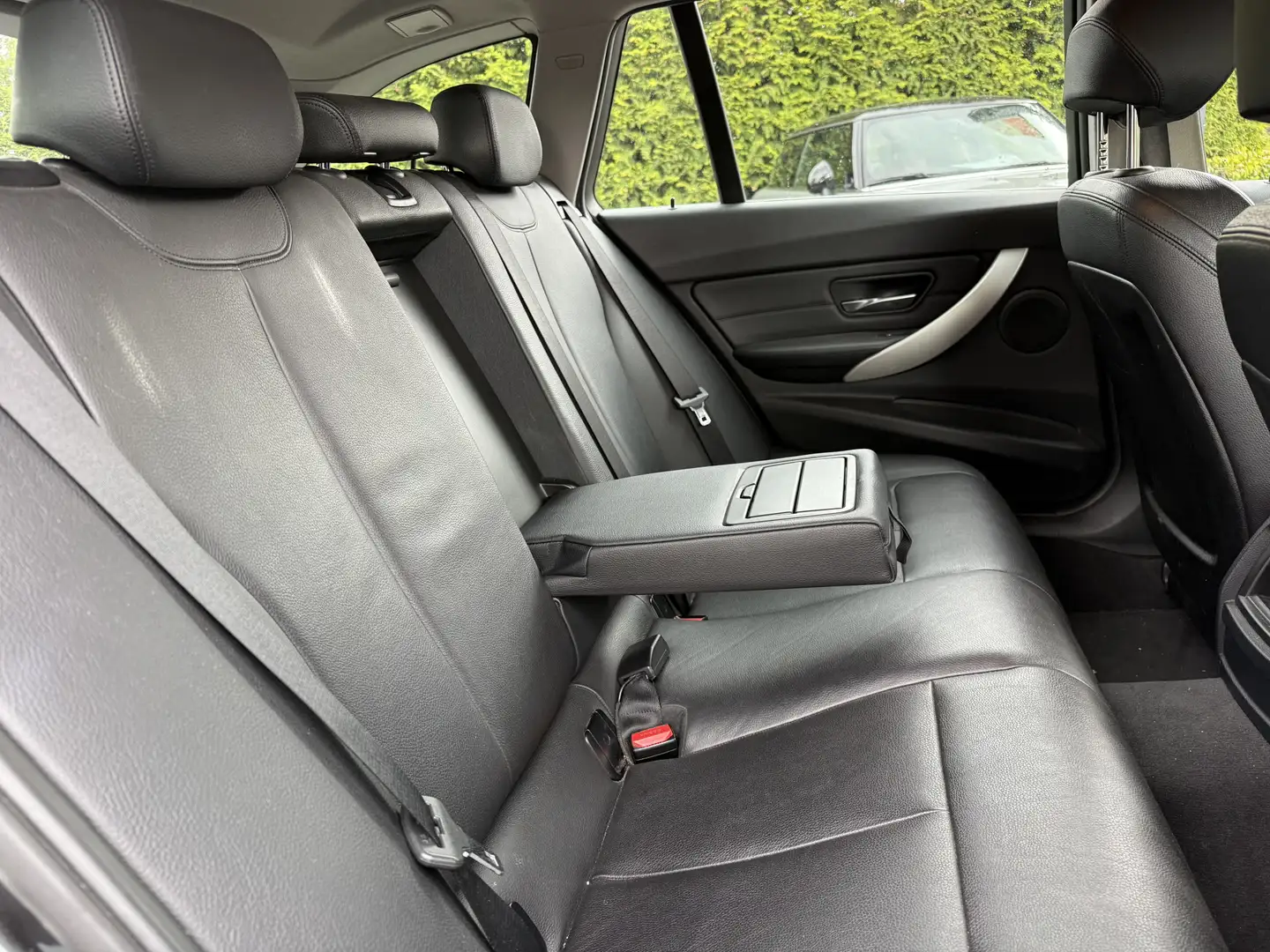 BMW 320 3-serie Touring 320i High Executive aut., export p Grijs - 2