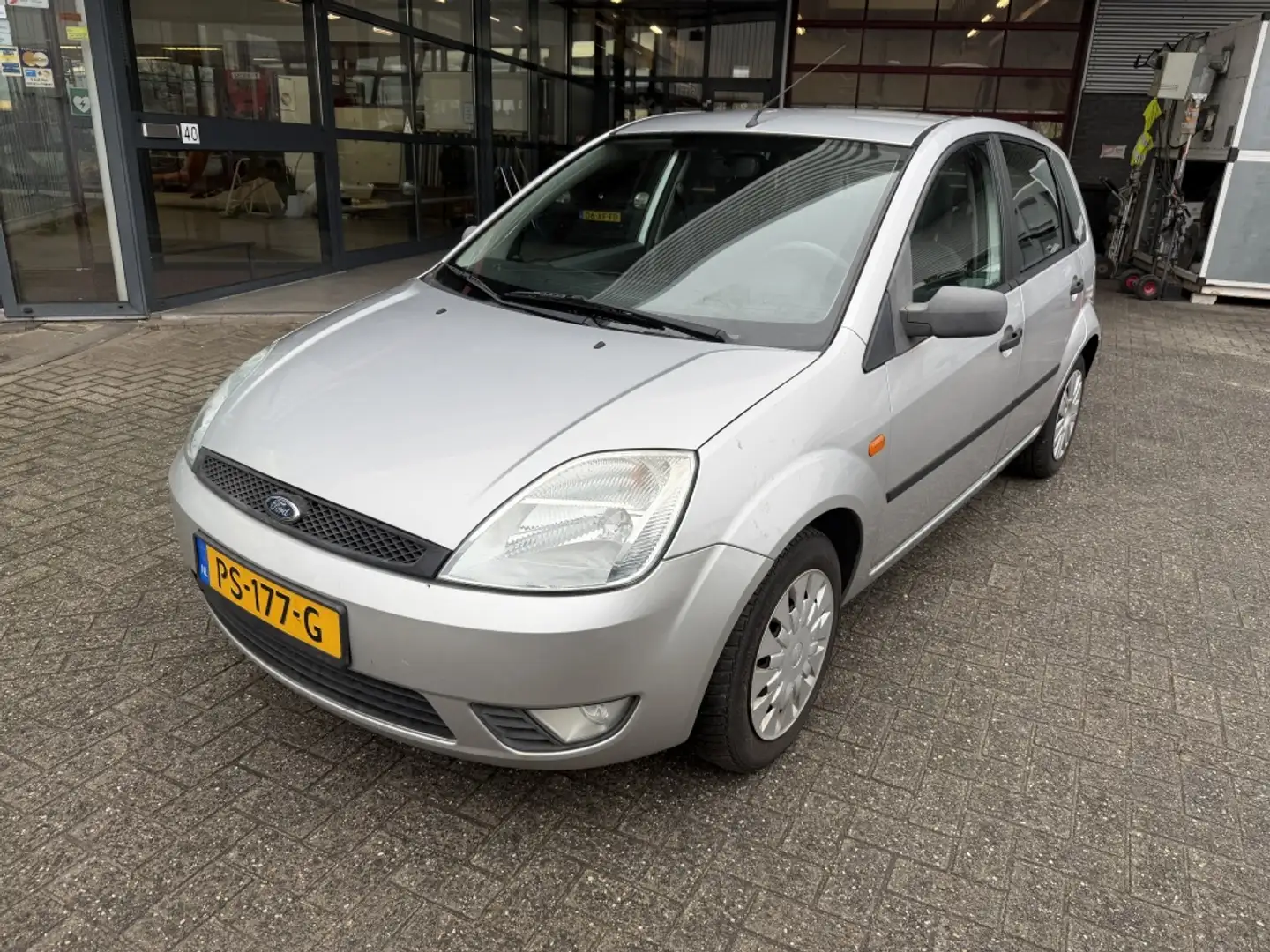 Ford Fiesta 1.4-16V Ambiente Grijs - 1