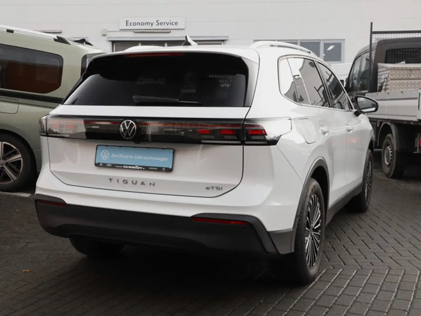 Volkswagen Tiguan 1.5 eTSi Life AHK R-Kamera 18Zoll Navi LED-Plus... Weiß - 2