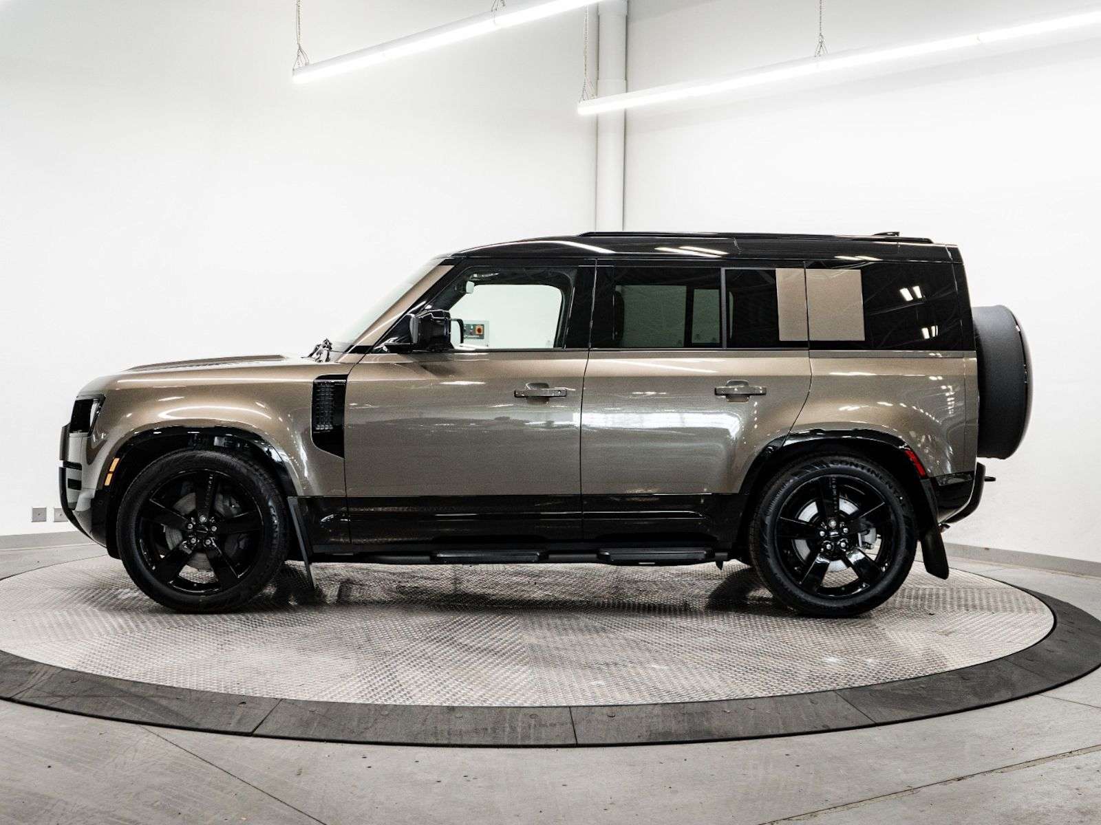 2026 Land Rover Defender 110 P400 X-DYNAMIC SE alt 2