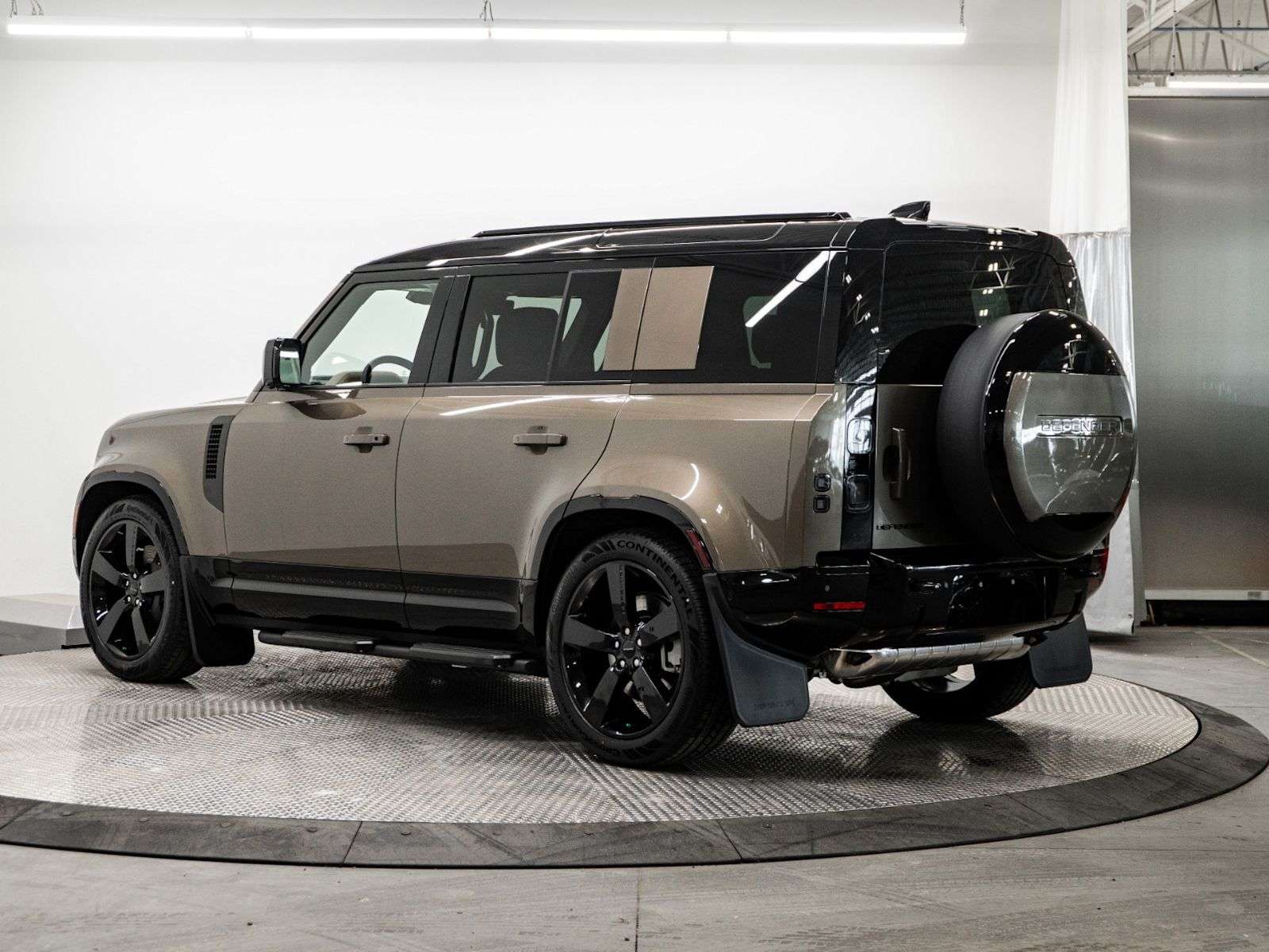 2026 Land Rover Defender 110 P400 X-DYNAMIC SE alt 3
