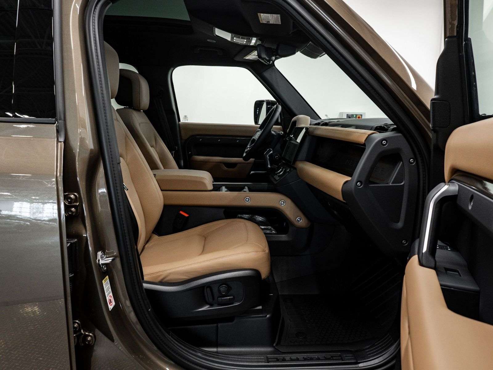 2026 Land Rover Defender 110 P400 X-DYNAMIC SE alt 5