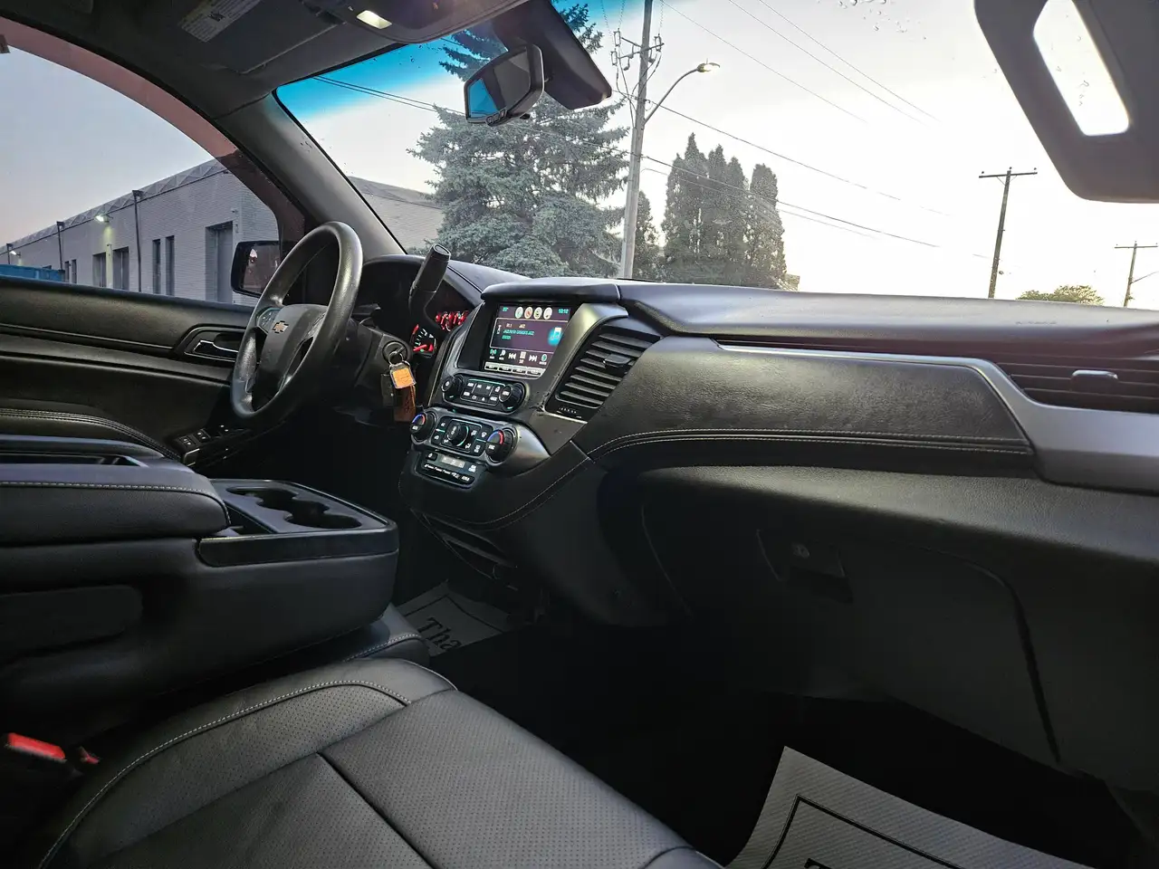 Chevrolet Suburban снимка Chevrolet Suburban
