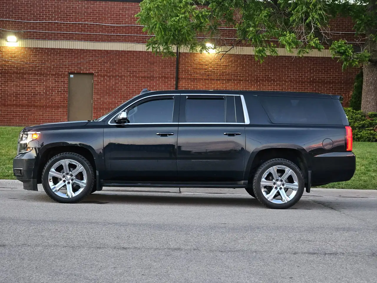 Chevrolet Suburban снимка Chevrolet Suburban