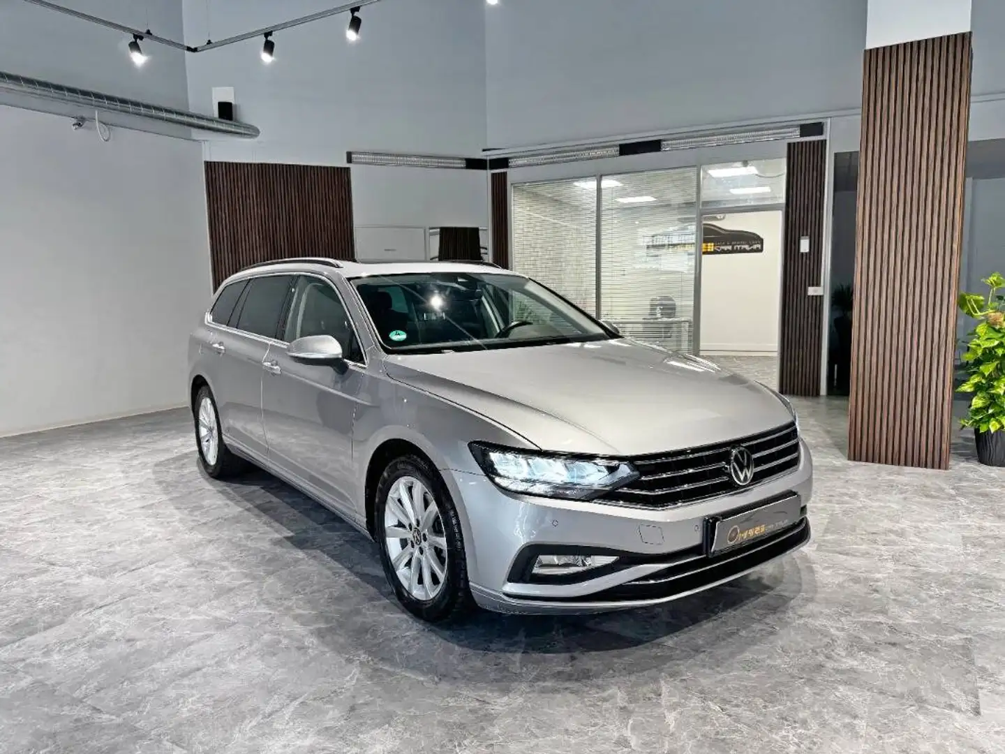 Volkswagen Passat Variant 2.0 Tdi 150cv DSG LED Camera360 PDC Navi Paddles Grijs - 2