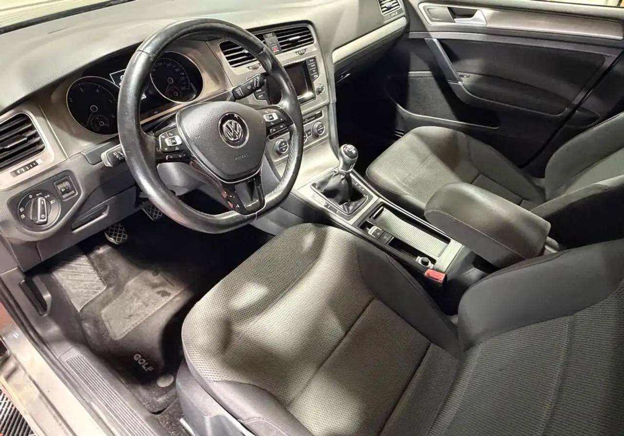 Volkswagen Golf Standard Model — photo 29