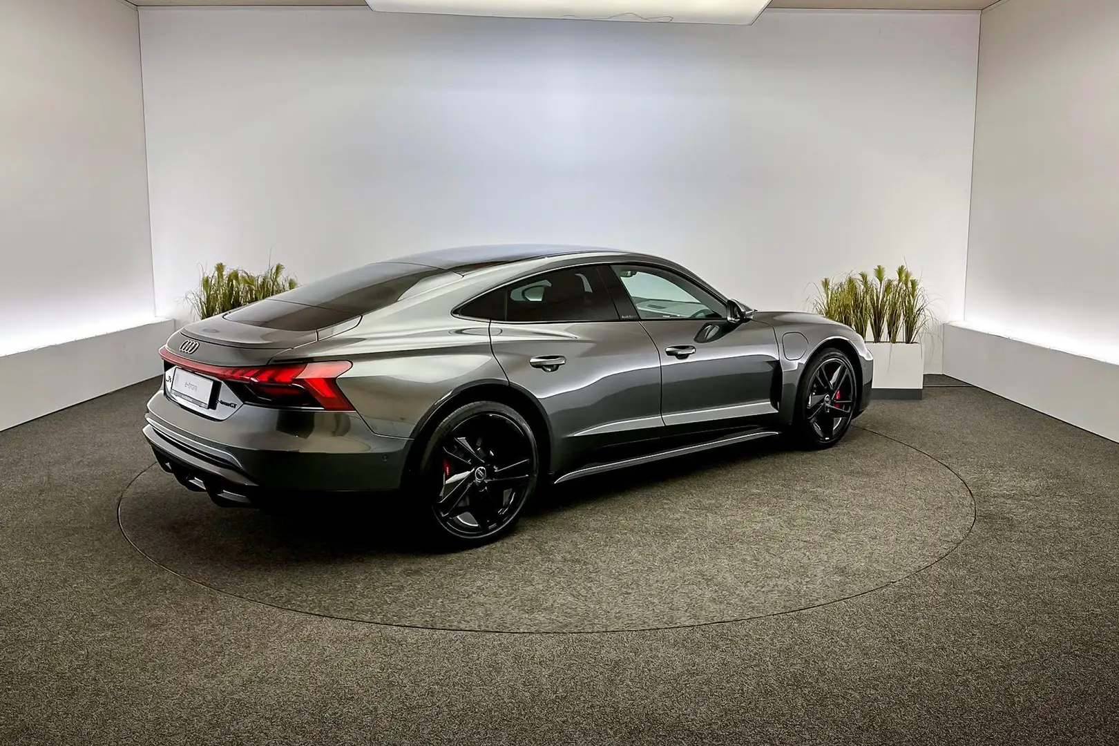 Audi e-tron GT 592pk Сірий - 2