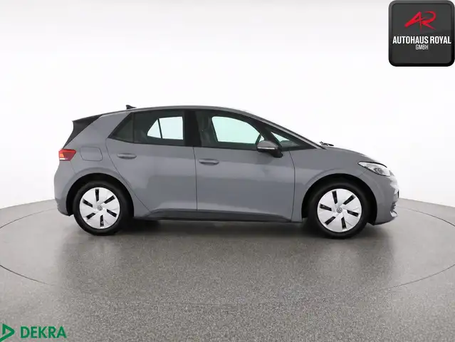 Volkswagen ID.3 view 5