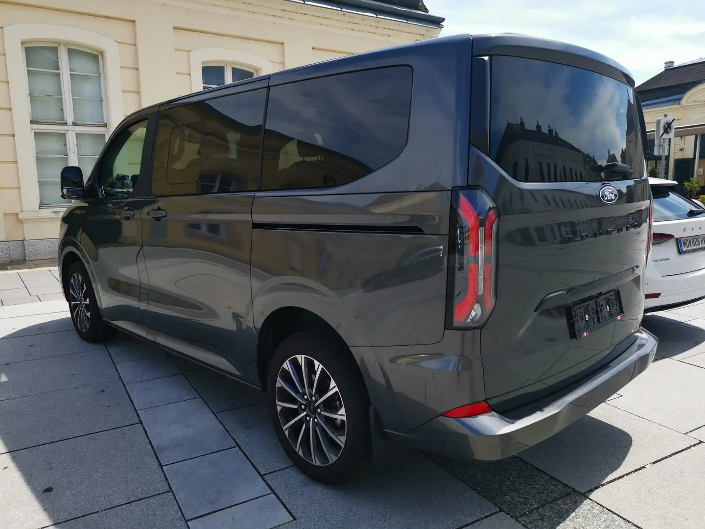 Ford Tourneo Ford Tourneo Der NEUE Tourneo Custom Bus 2,0 EcoBlue 320 L1H1 FWD Titanium X Aut. VOLLAUSSTATTUNG!!! Grau - 2