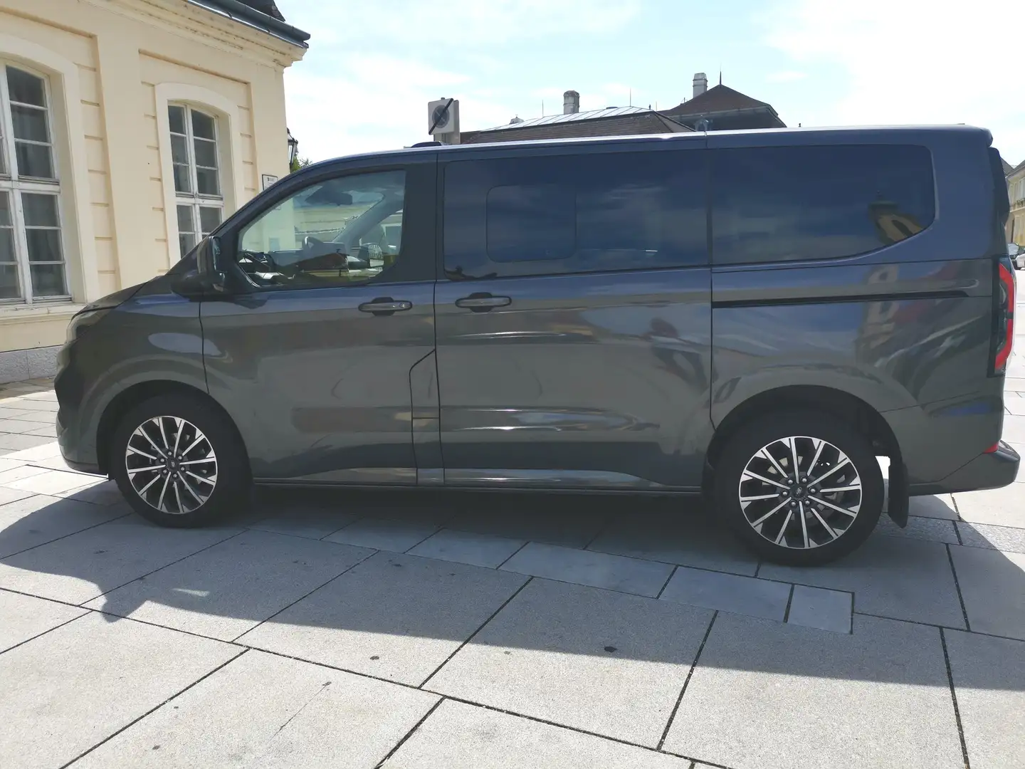Ford Tourneo Ford Tourneo Der NEUE Tourneo Custom Bus 2,0 EcoBlue 320 L1H1 FWD Titanium X Aut. VOLLAUSSTATTUNG!!! Grau - 1