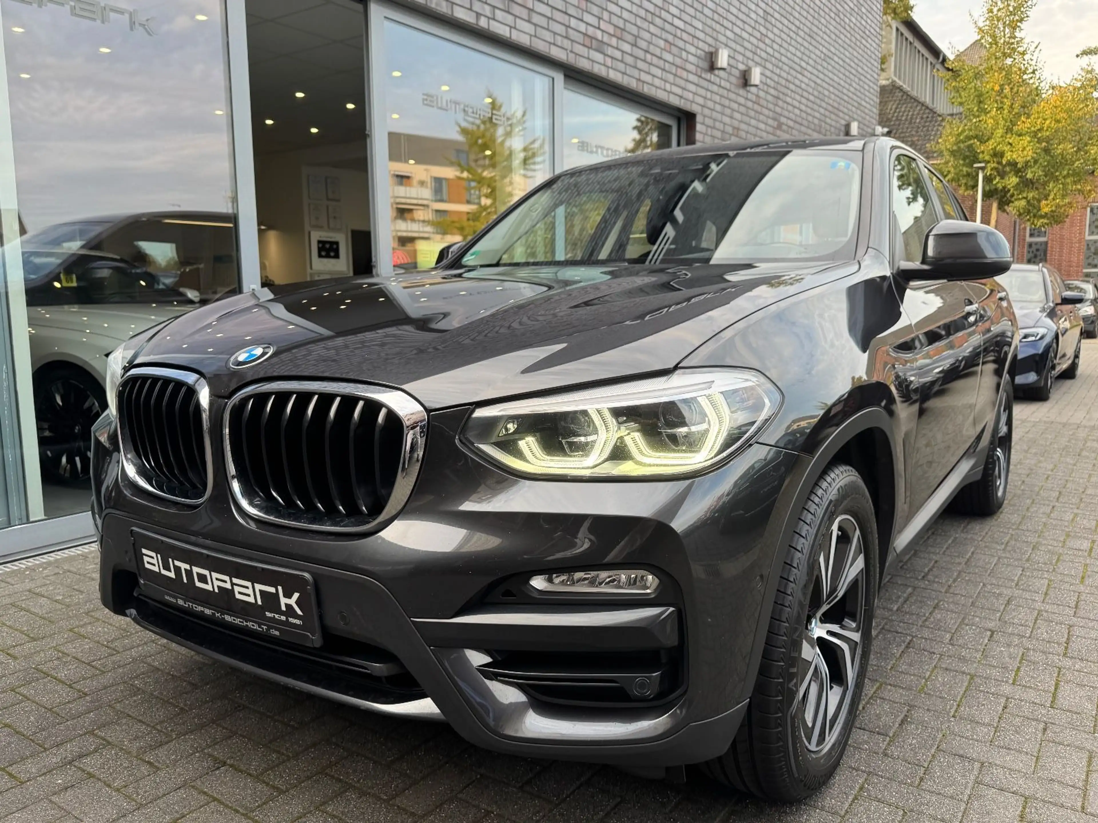 BMW X3 xDrive 20 d LM18°Head°Parking Assi°DAB°AHK°1 — photo 2