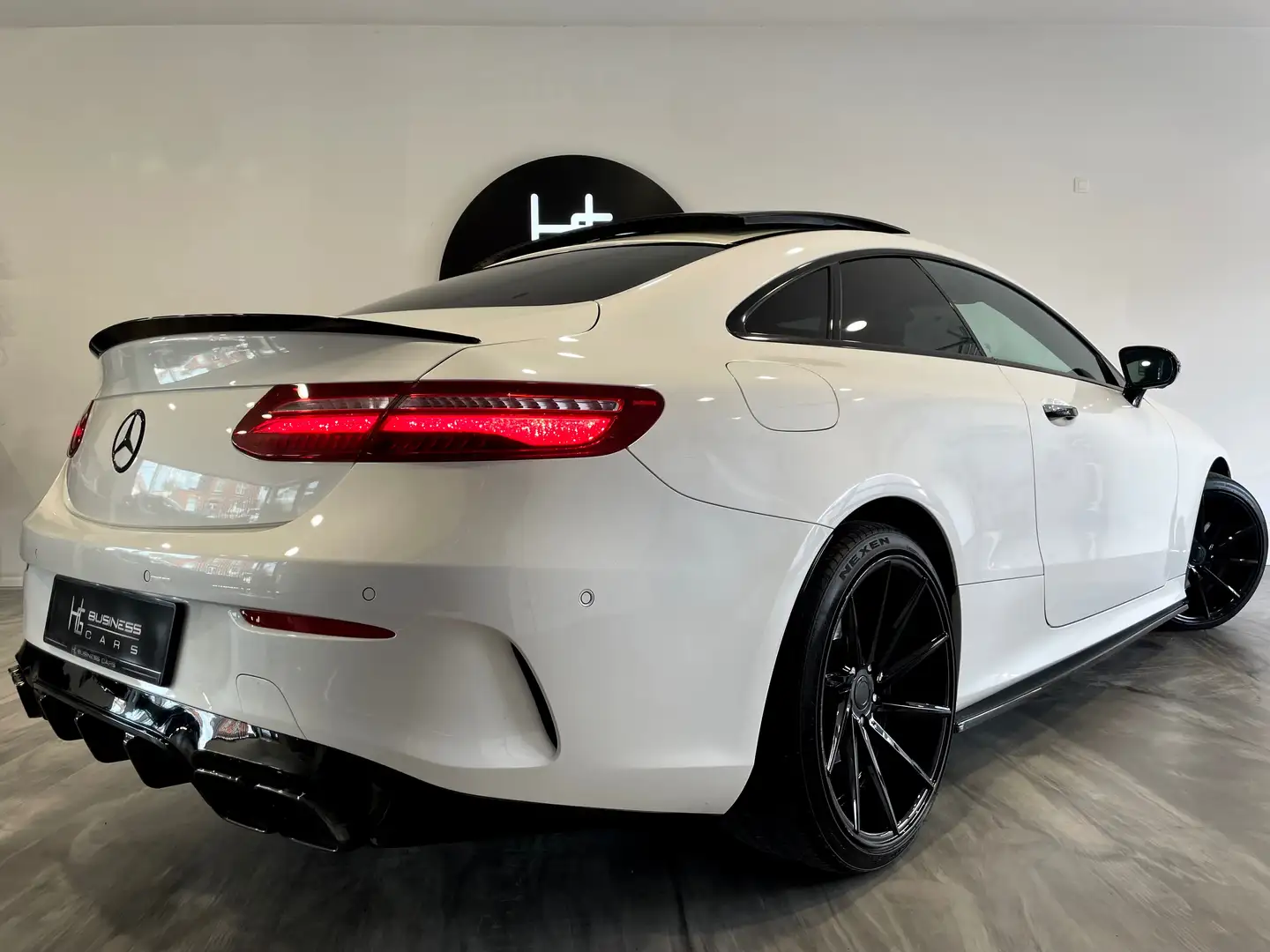 Mercedes-Benz E 220 d/ COUPE/ LOOK E63 AMG/ TOIT OUVRANT/ PACK NIGHT Blanc - 2