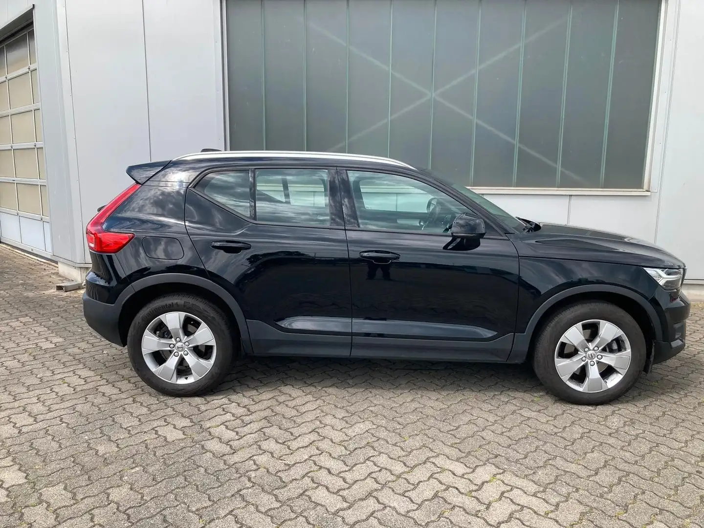 Volvo XC40 D3 Momentum Pro AWD Nero - 2