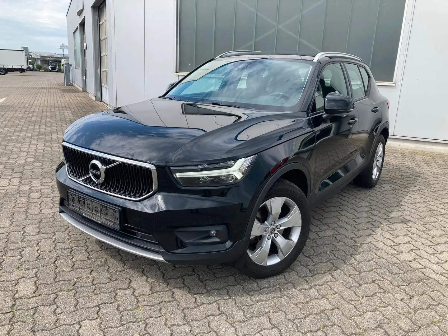 Volvo XC40 D3 Momentum Pro AWD Nero - 1
