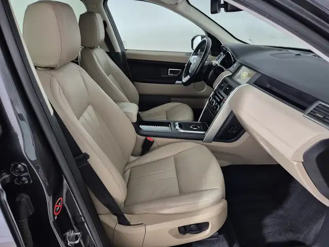 Land Rover Discovery Sport view 3