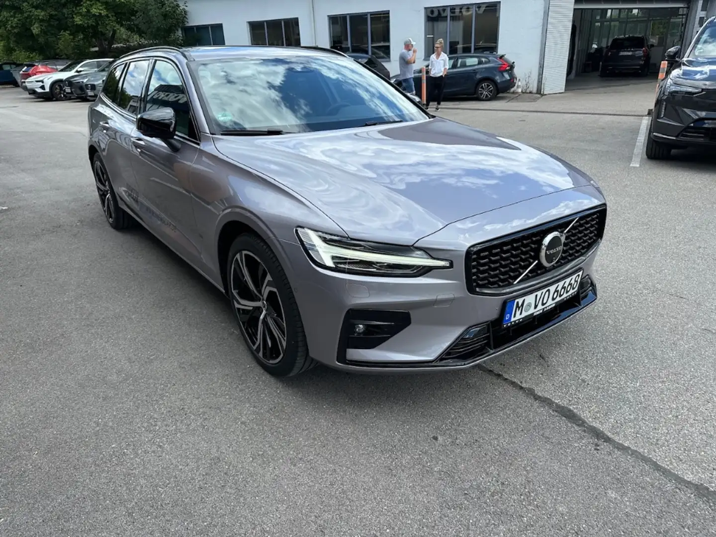 Volvo V60 B4 Plus Dark Benzin EU6e HUD Leder Digitales Cockp Silber - 2