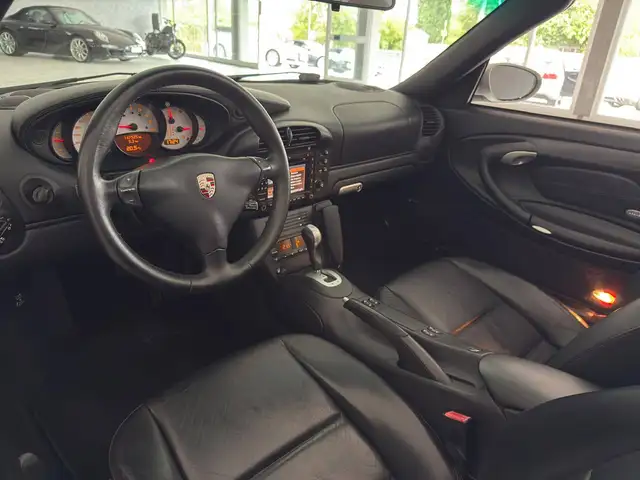 Porsche 911 view 8