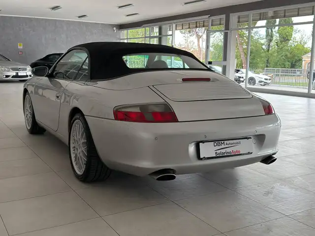 Porsche 911 view 3