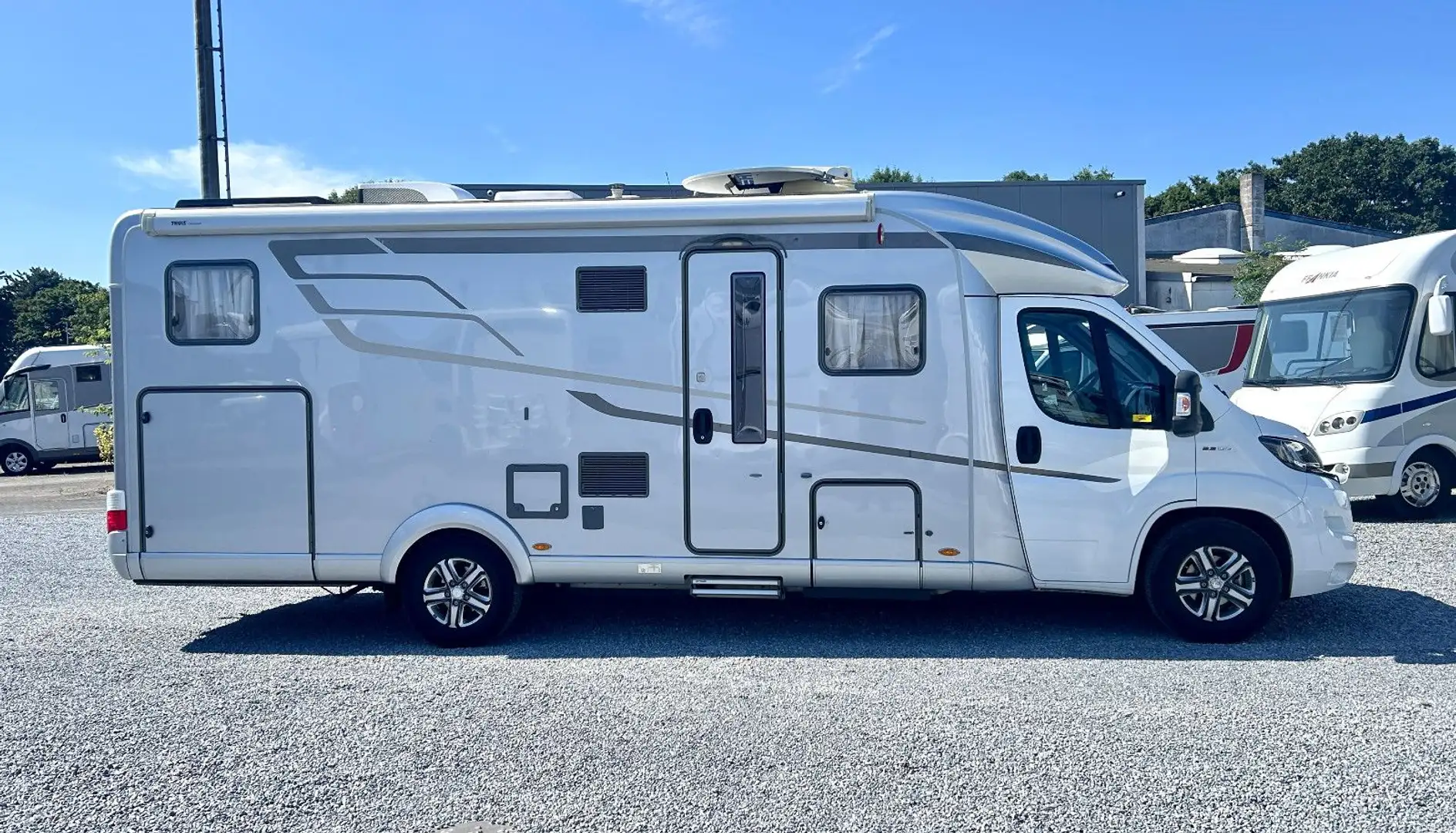Hymer/Eriba Tramp T 704 SL *Einzelb.-Sat-Solar-2xKlima-AHK* Argent - 2