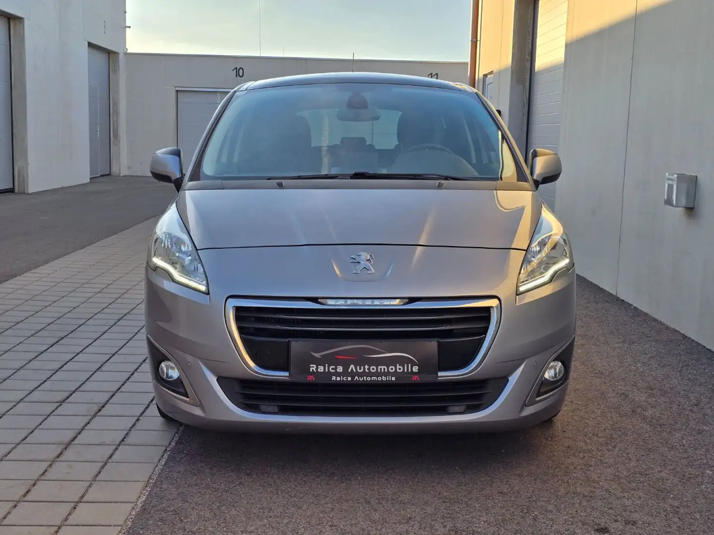 Peugeot 5008 *PANO *SHZ *AHK *Tempomat *LED *Zahnriemen Grau - 2