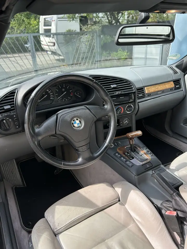 BMW 320i, foto 8