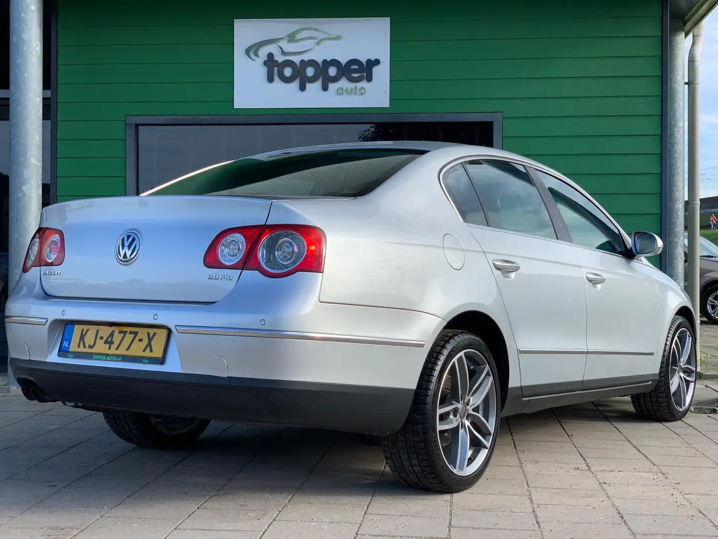 Volkswagen Passat 2.0 FSI Trendline | Automaat | Camera | Navi | Cru Grijs - 2