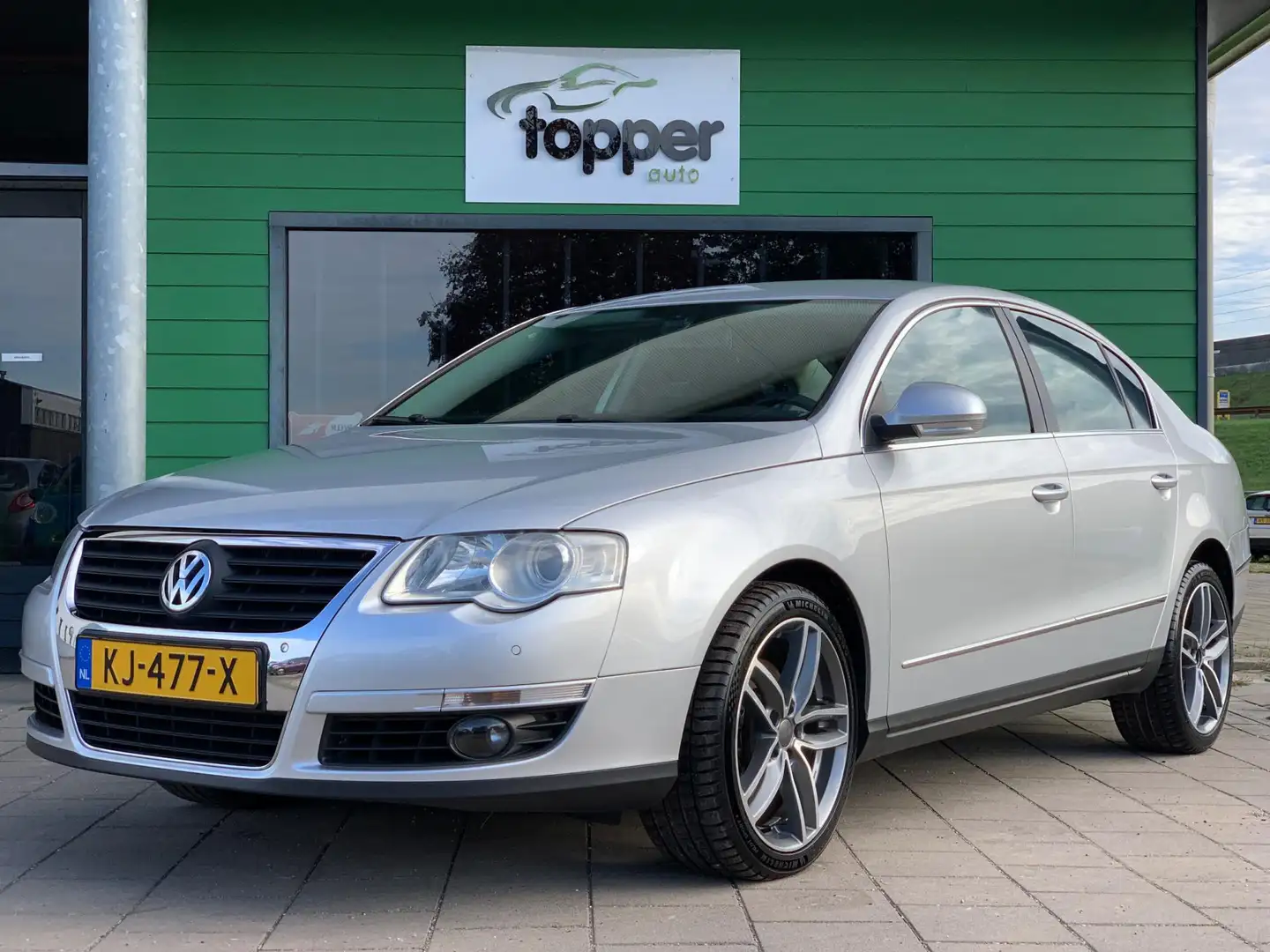 Volkswagen Passat 2.0 FSI Trendline | Automaat | Camera | Navi | Cru Grijs - 1