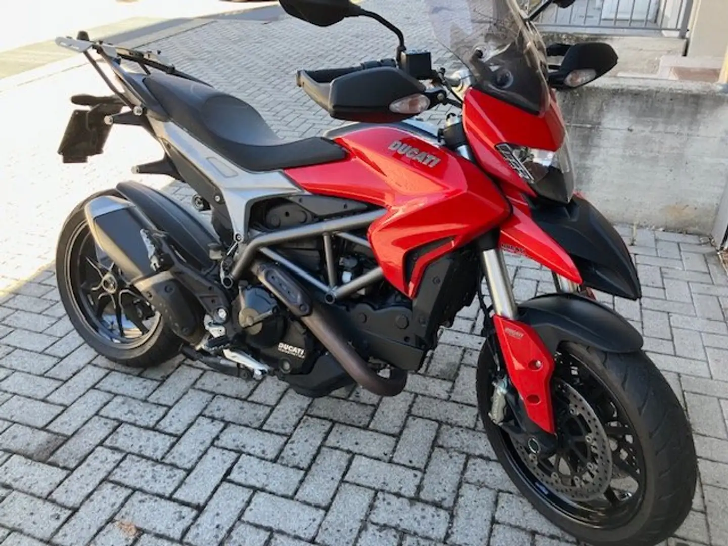 Ducati Hyperstrada Rood - 1