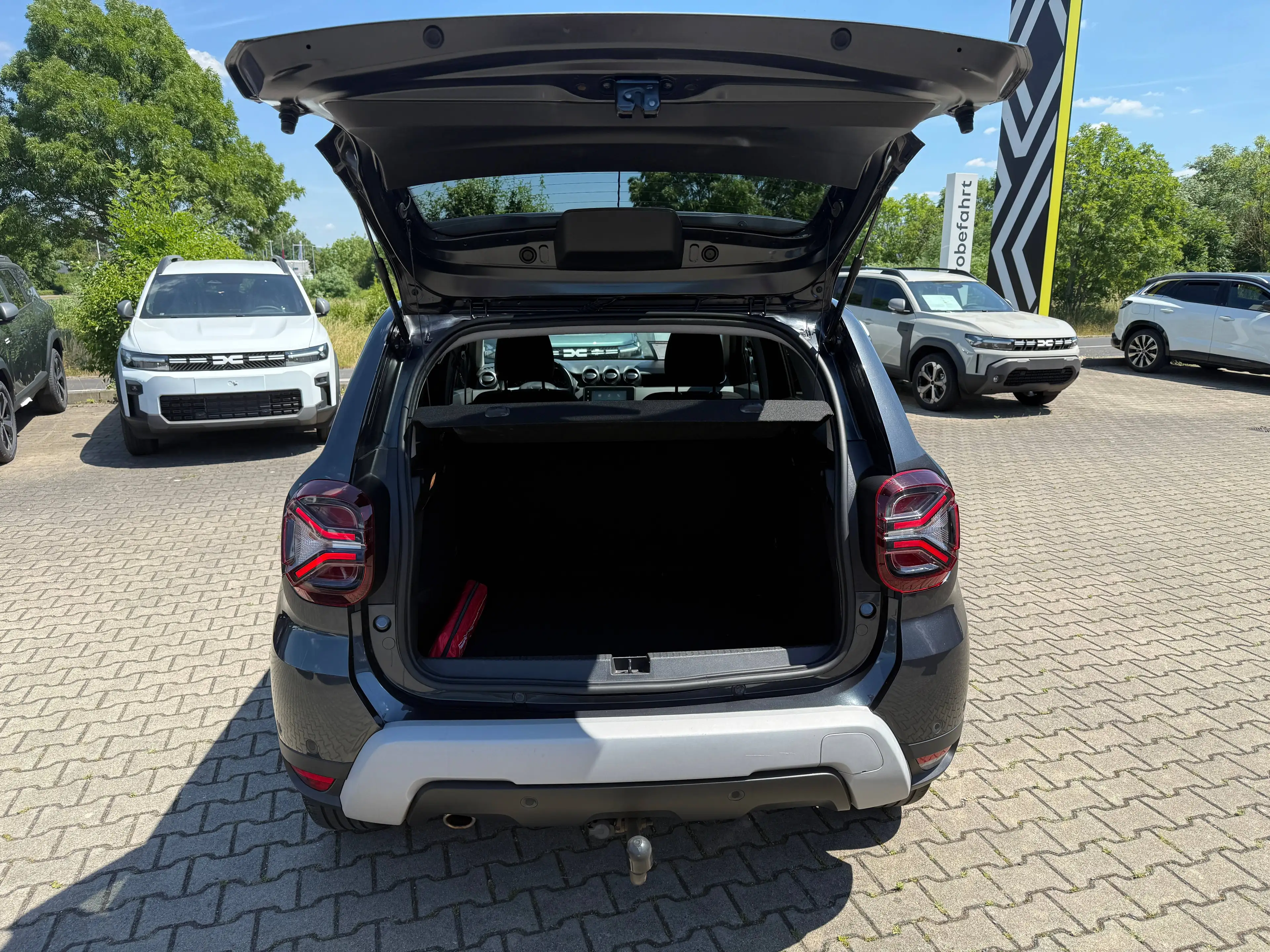 Dacia Duster Prestige TCe150 EDC Kamera 17" Alu SHZ Navi AZV — photo 6