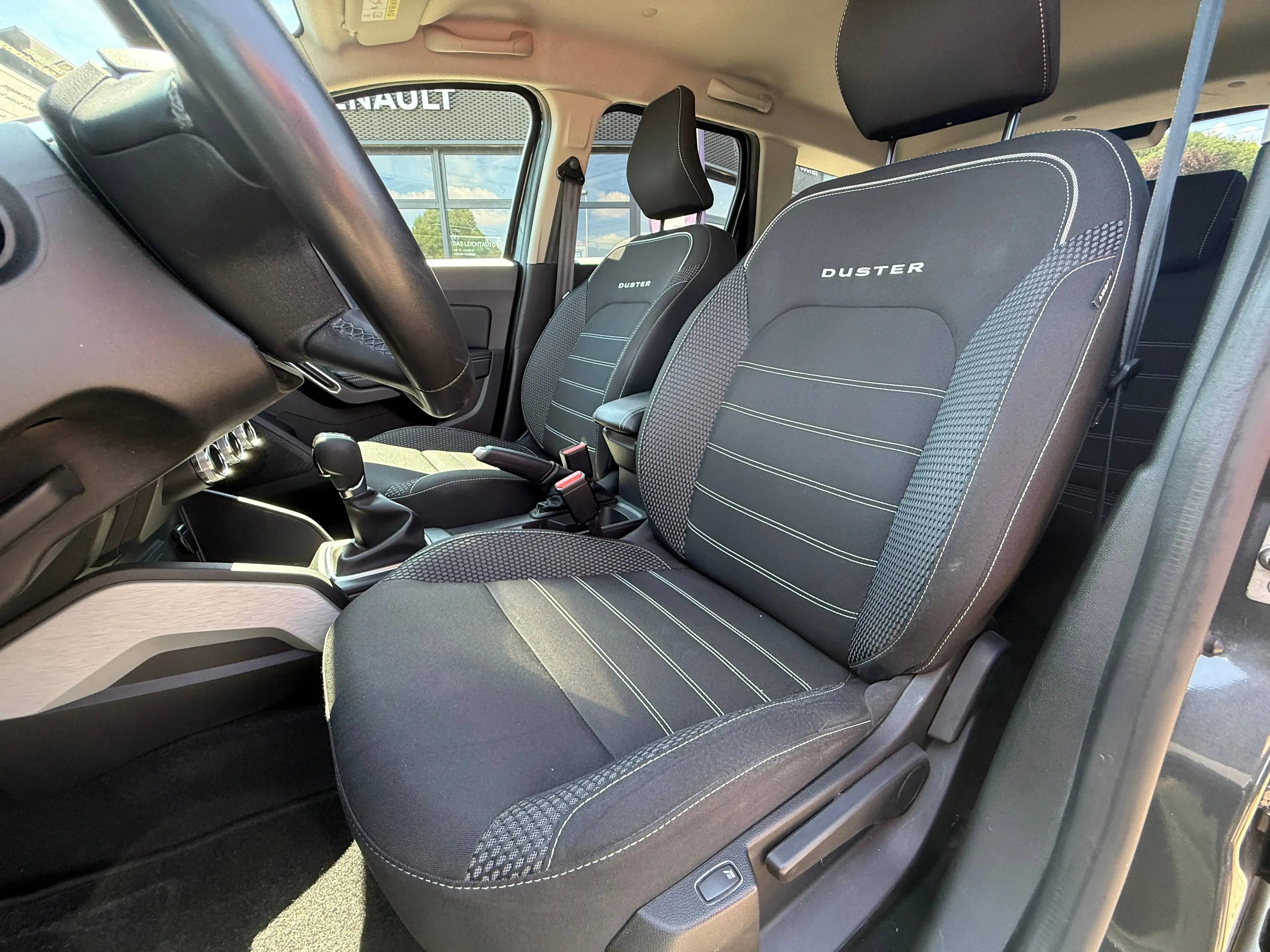 Dacia Duster Prestige TCe150 EDC Kamera 17" Alu SHZ Navi AZV — photo 10