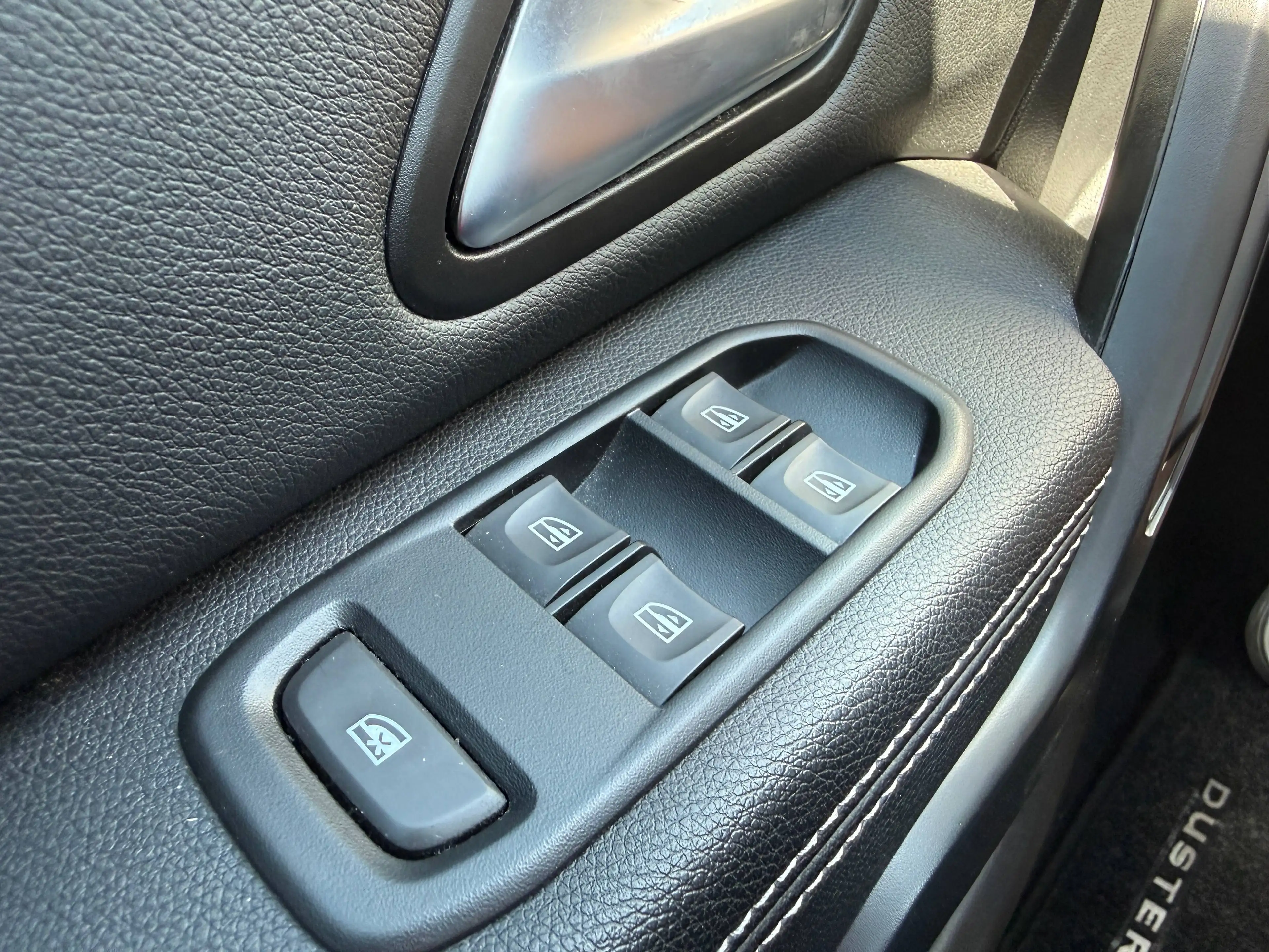 Dacia Duster Prestige TCe150 EDC Kamera 17" Alu SHZ Navi AZV — photo 11
