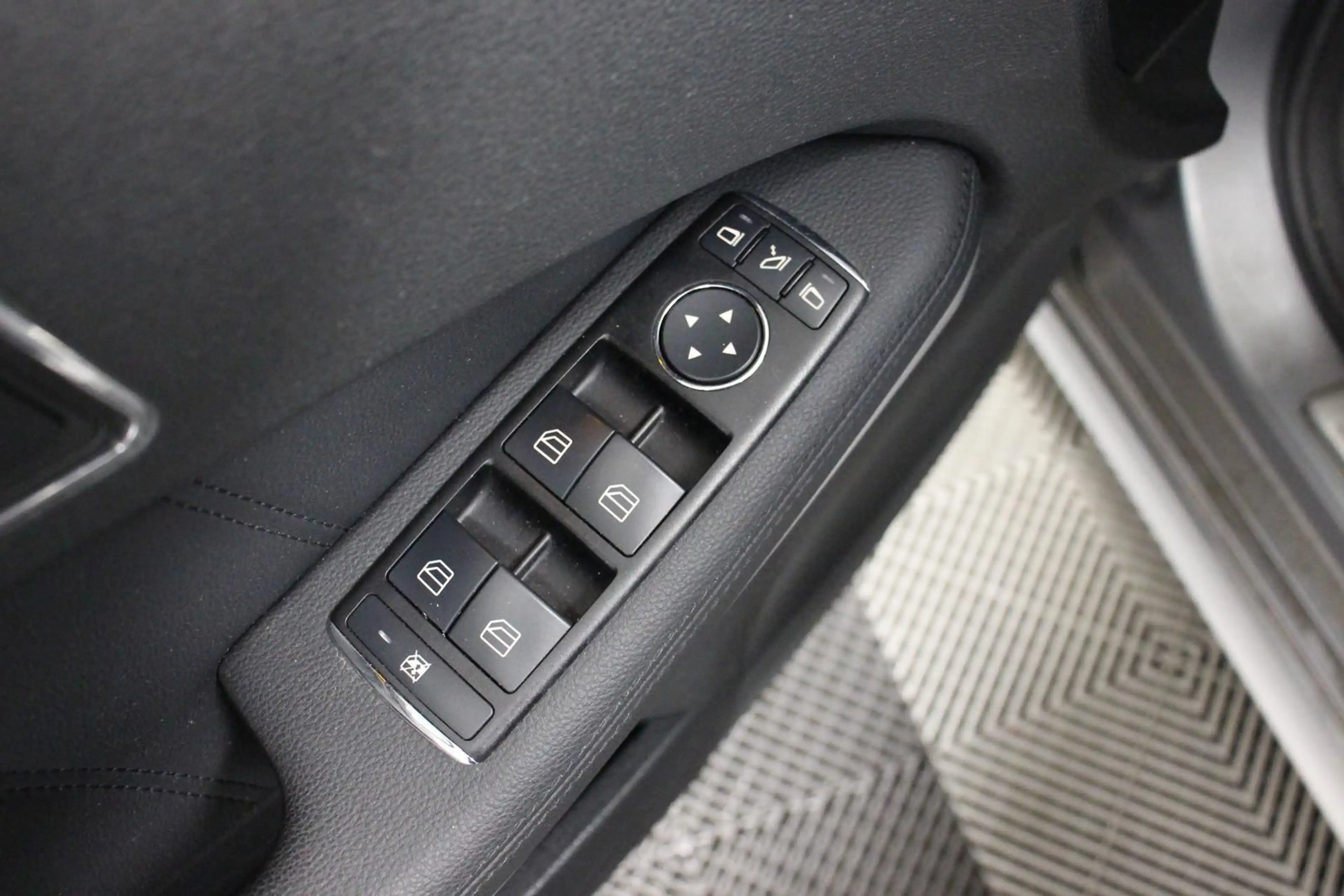 Mercedes-Benz E 350 Avantgarde Lim. Aut. NAVI TEMP XENON TOTW — photo 8