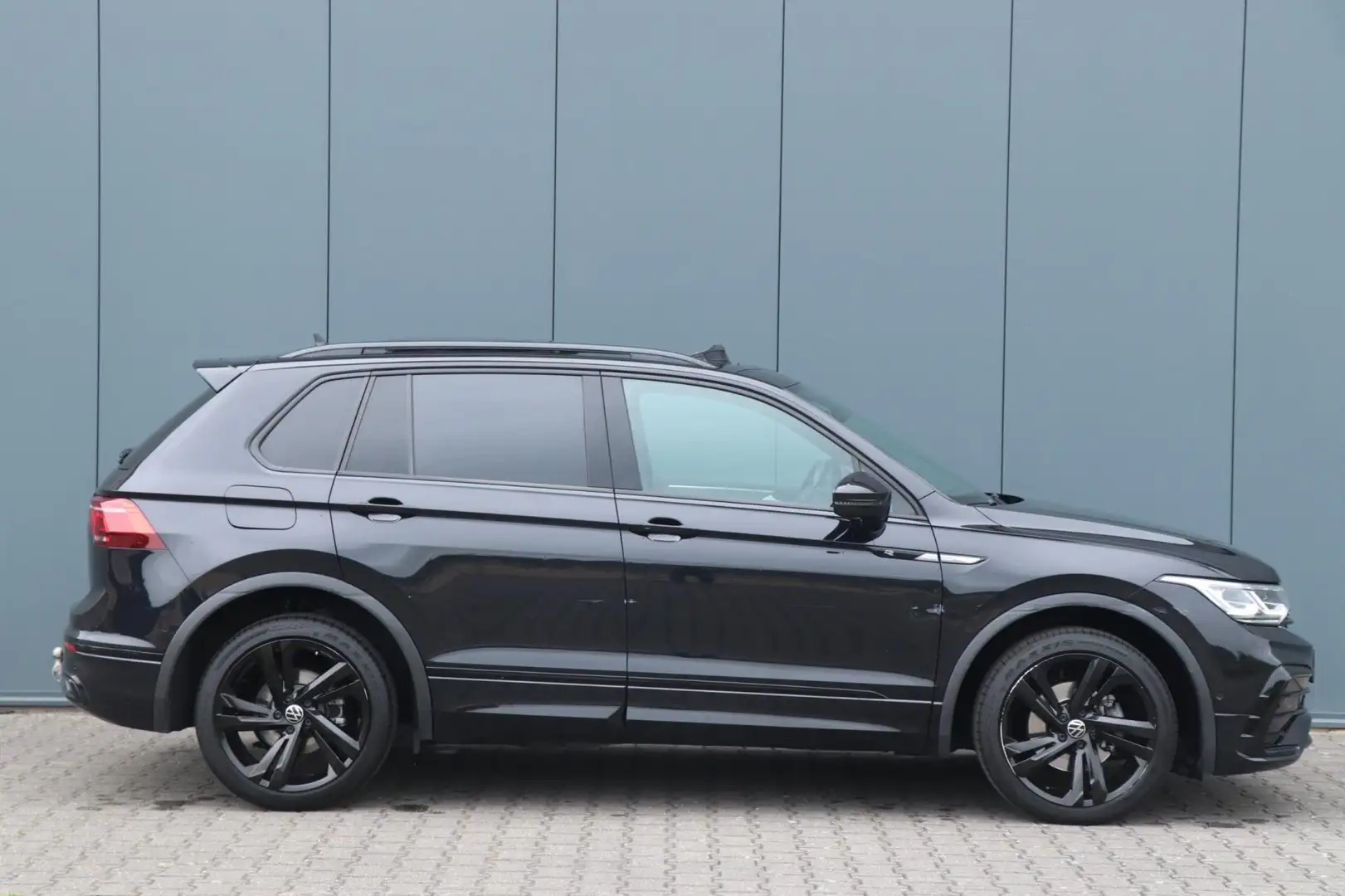 Volkswagen Tiguan 1.5 TSI | 3X R-Line - PANO - FACELIFT - VOL! Zwart - 2