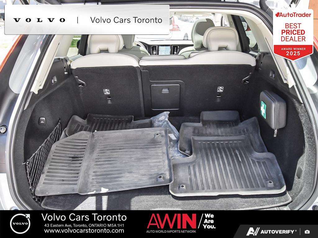 2024 Volvo XC60 T8 eAWD PHEV Core Dark Theme thumb 11