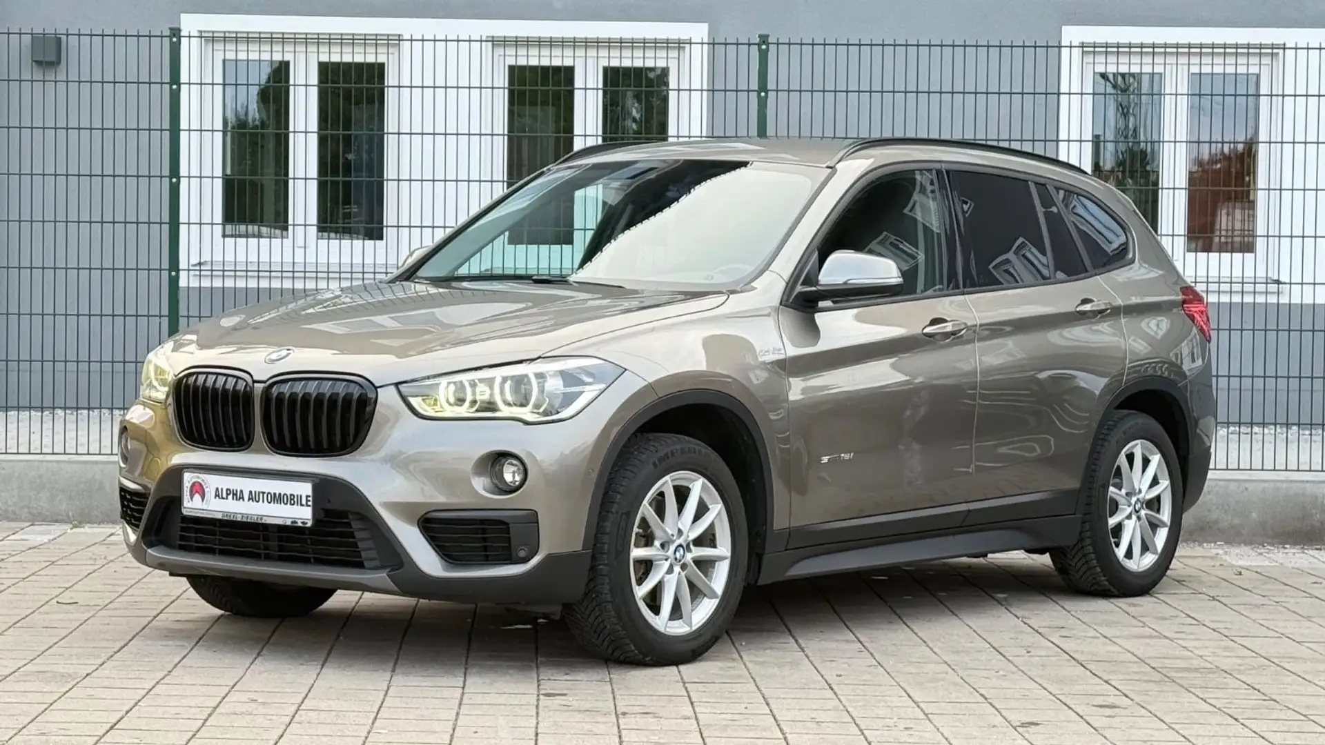 BMW X1 sDrive 18 i Advantage/Automatik/LED Argent - 1
