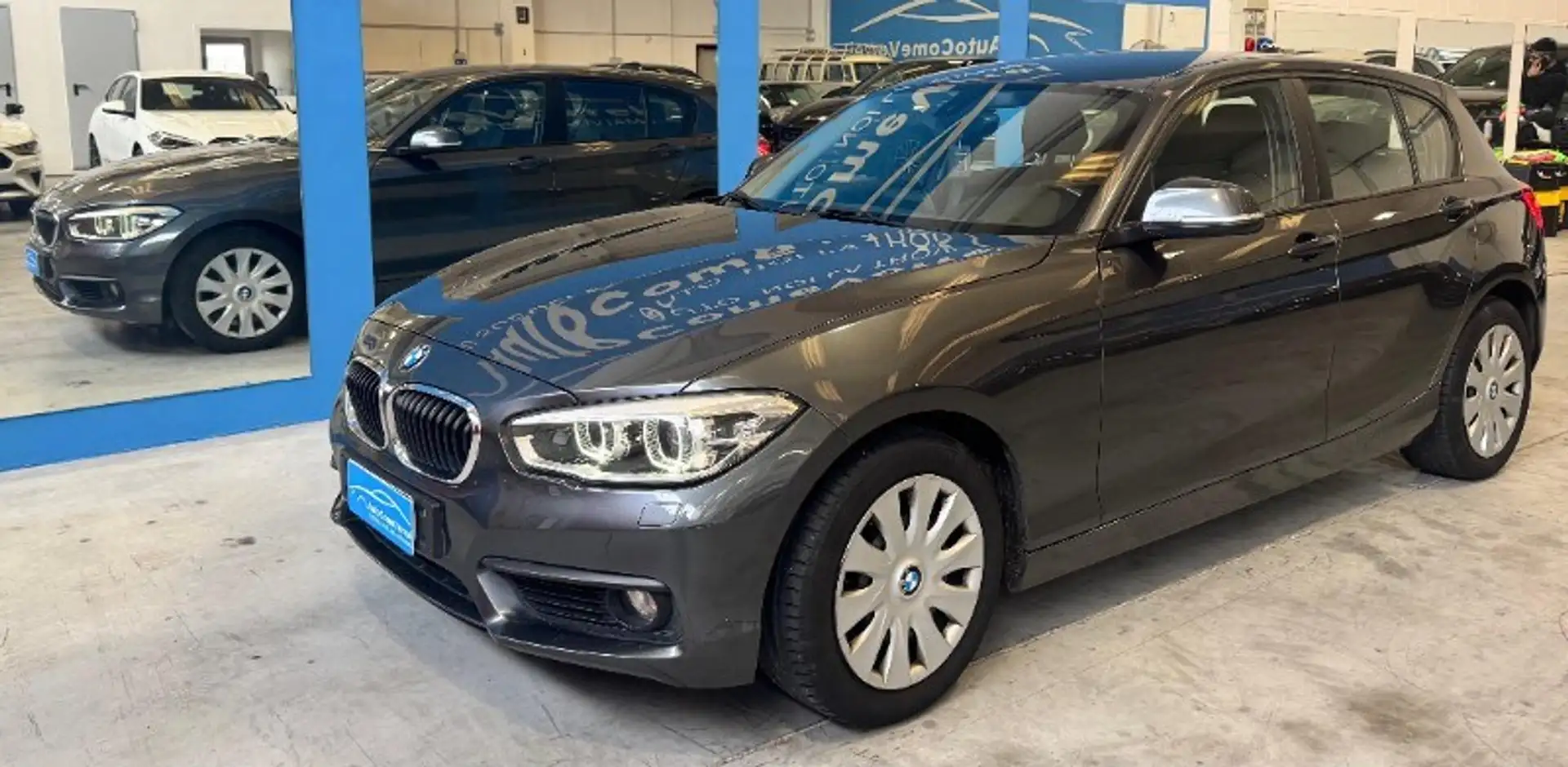 BMW 120 120d xDrive 5p. Advantage Grau - 1